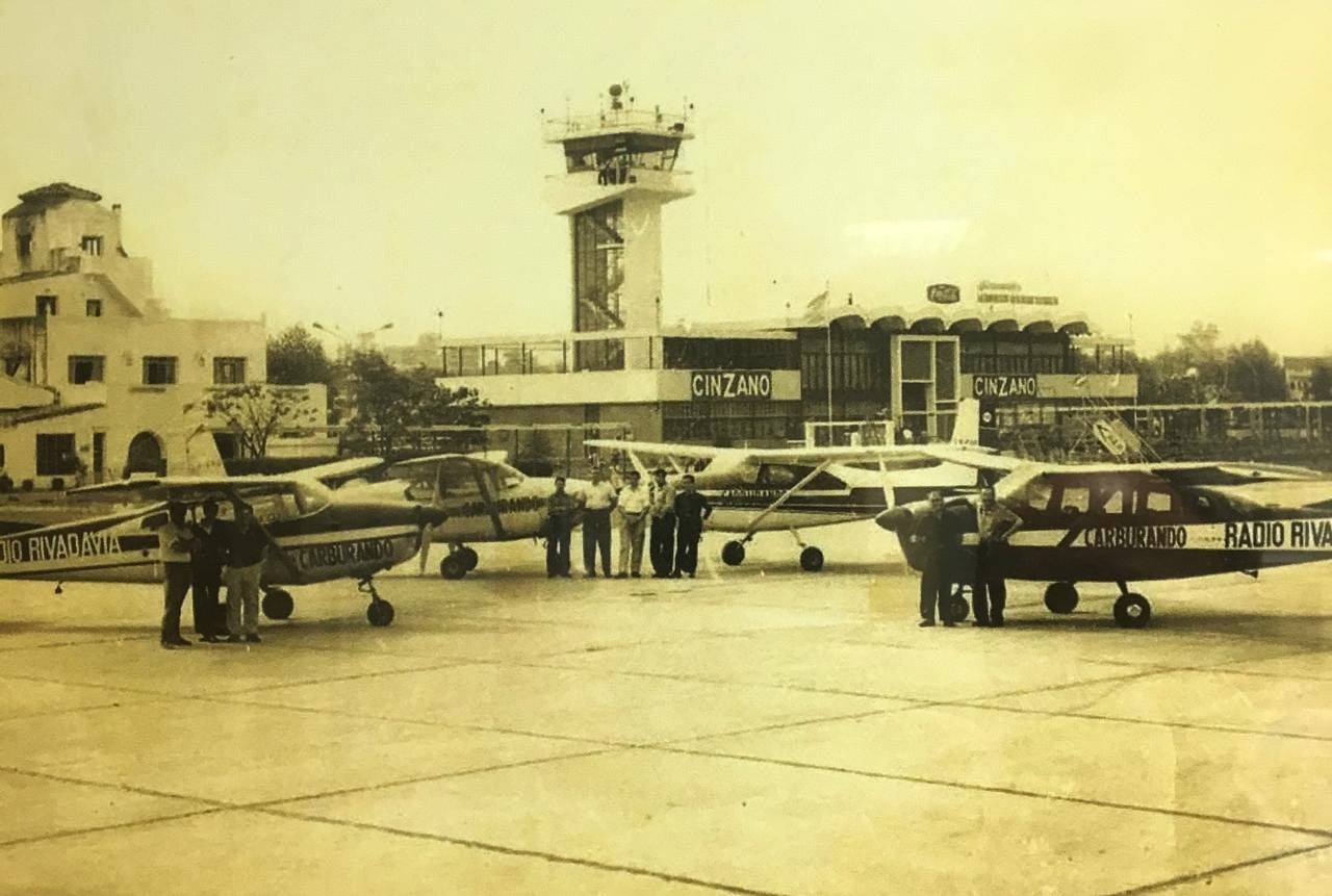 Los cuatro aviones para un Gran Premio, con la leyenda