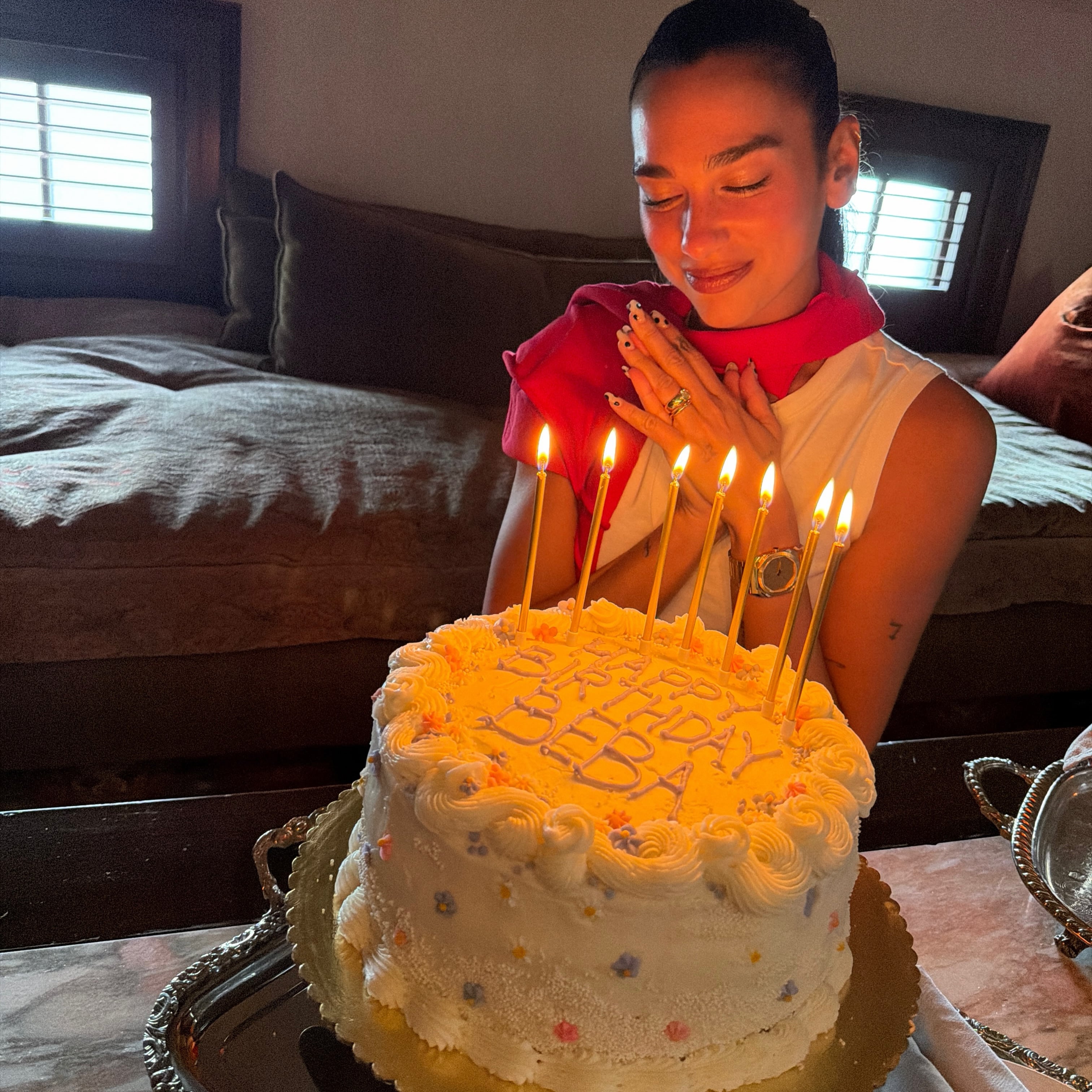 La cumpleañera recibió una torta personalizada con la frase: