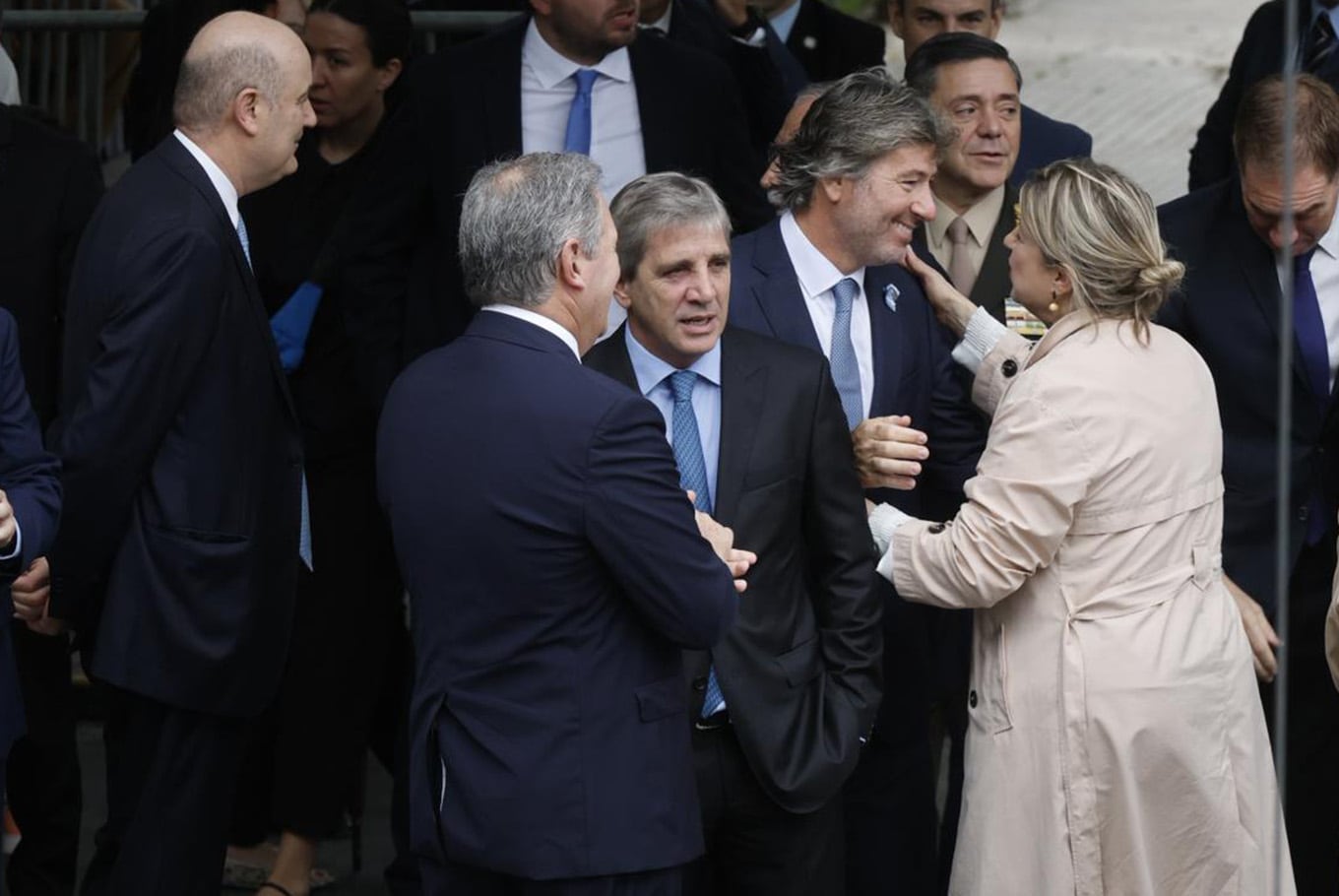 Luis Caputo en el acto por los 44 años de Malvinas. Está preocupado por transmitir en la calle los beneficios de la mayor estabilidad económica