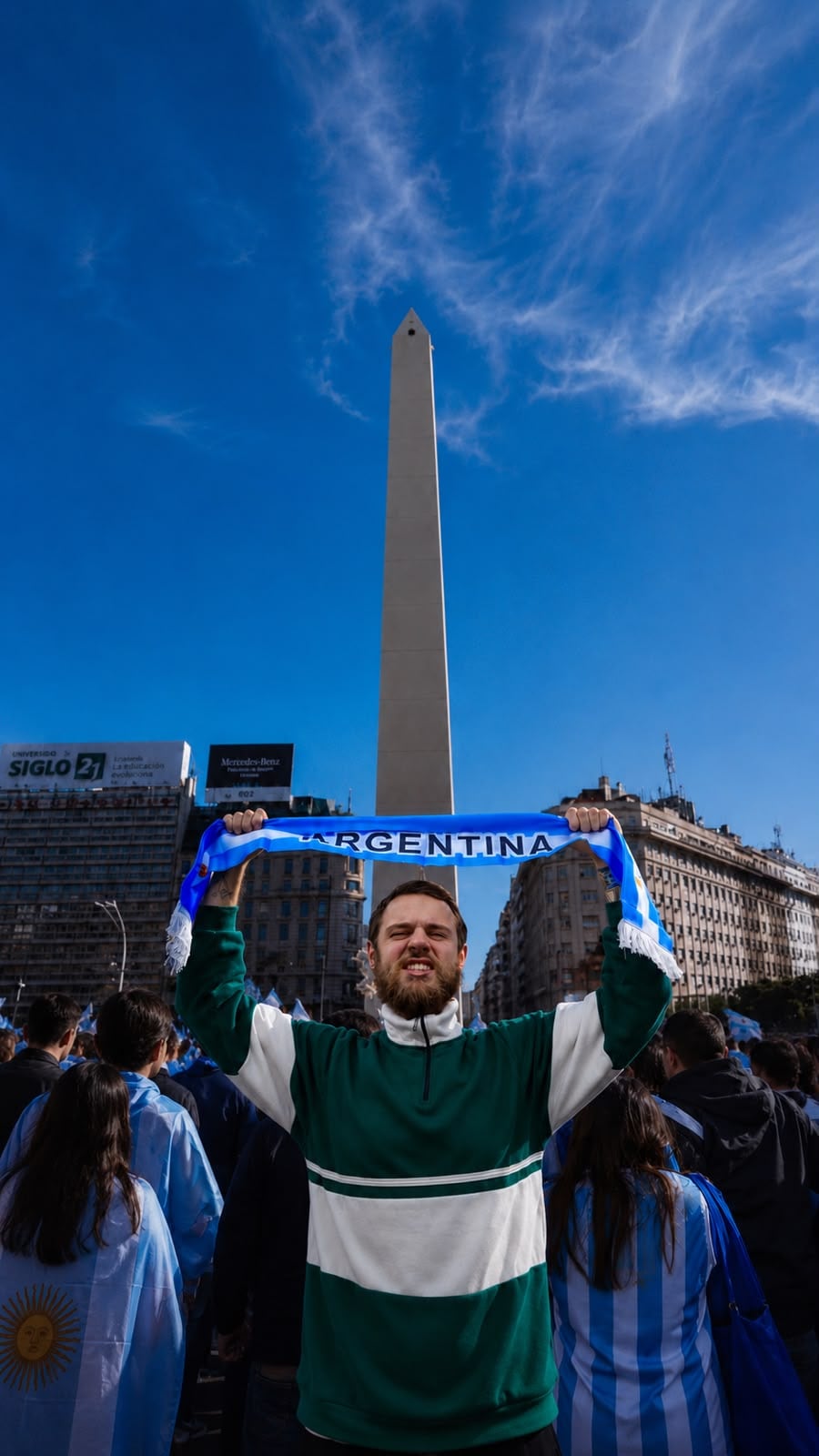 Al pie del Obelisco, Iván Kamenskii festeja con una bufanda de la selección