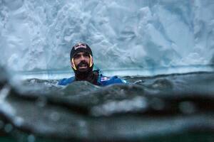 Riesgo Guinnes. Saltó en la Antártida desde un iceberg de 25 metros de altura