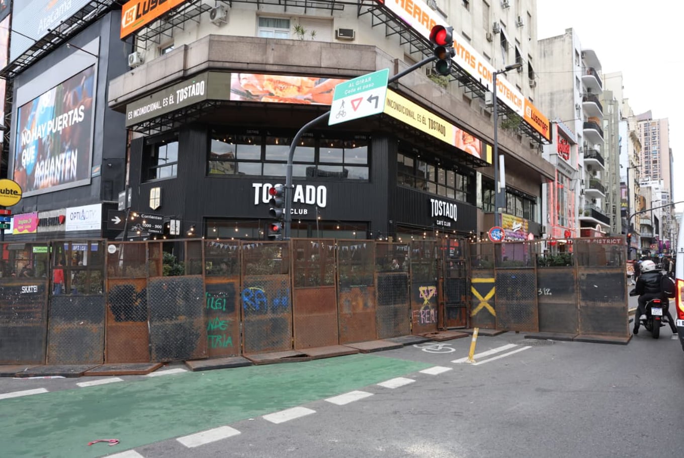 “A los restaurantes siempre les va mal en el Mundial”, resumió un conocedor del sector, al describir locales vallados por la policía durante los festejos