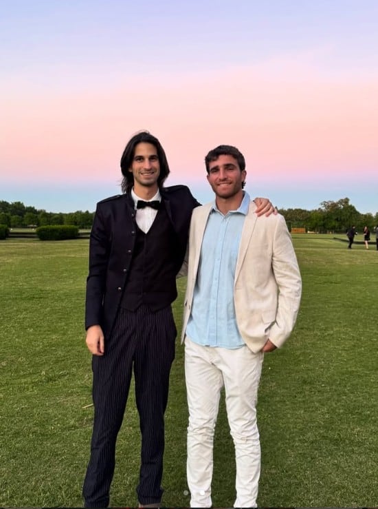 Valentín con su hermano, Franco