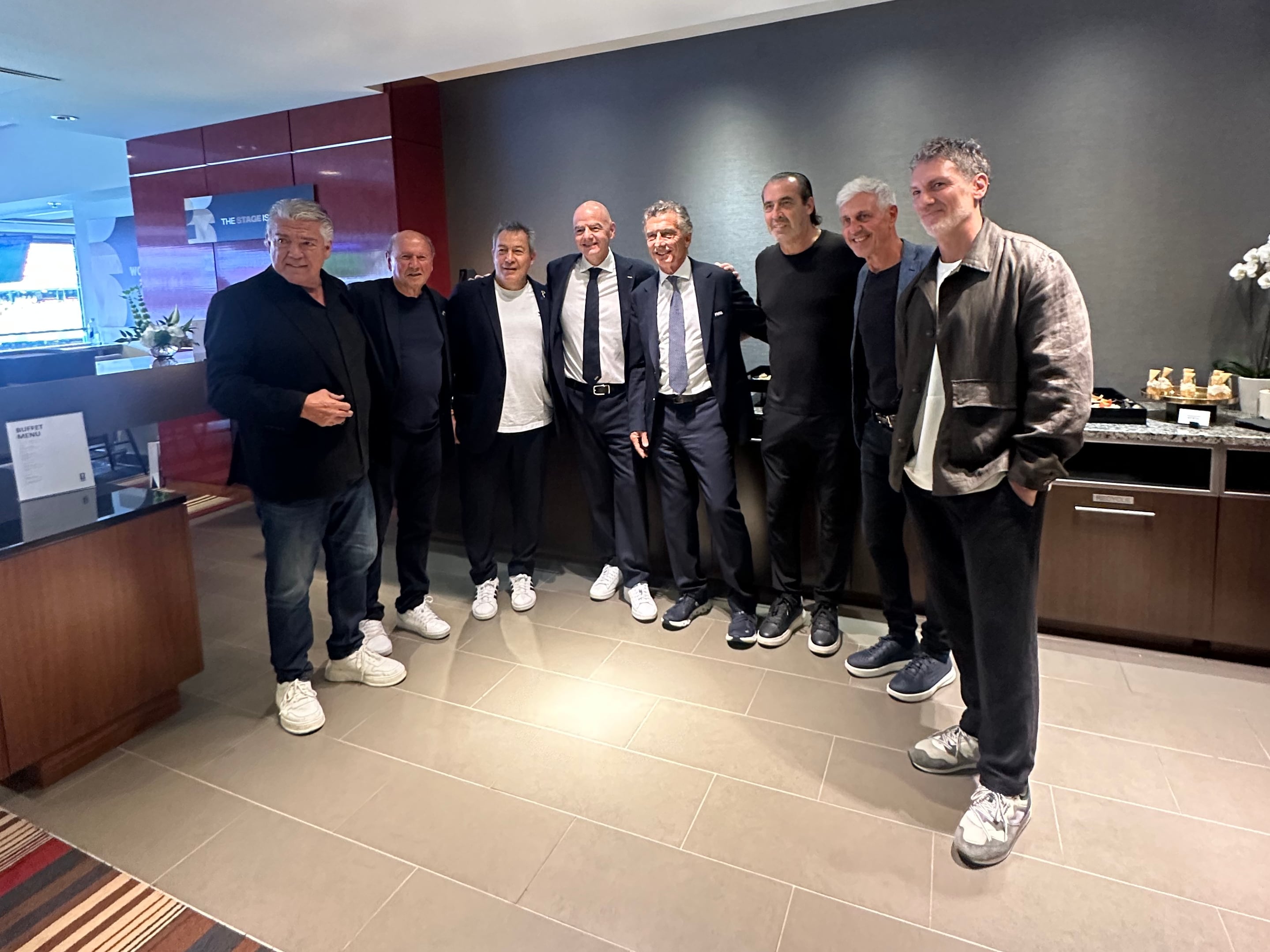 Los campeones de mundo Héctor Zelada, Omar Larrosa, Carlos Tapia, Sergio Batista y Ricardo Giusti junto a Gianni Infantino, Leo Mateu (director de Red Carpet Agency) y Mauricio Macri en el palco del Arrowhead Stadium