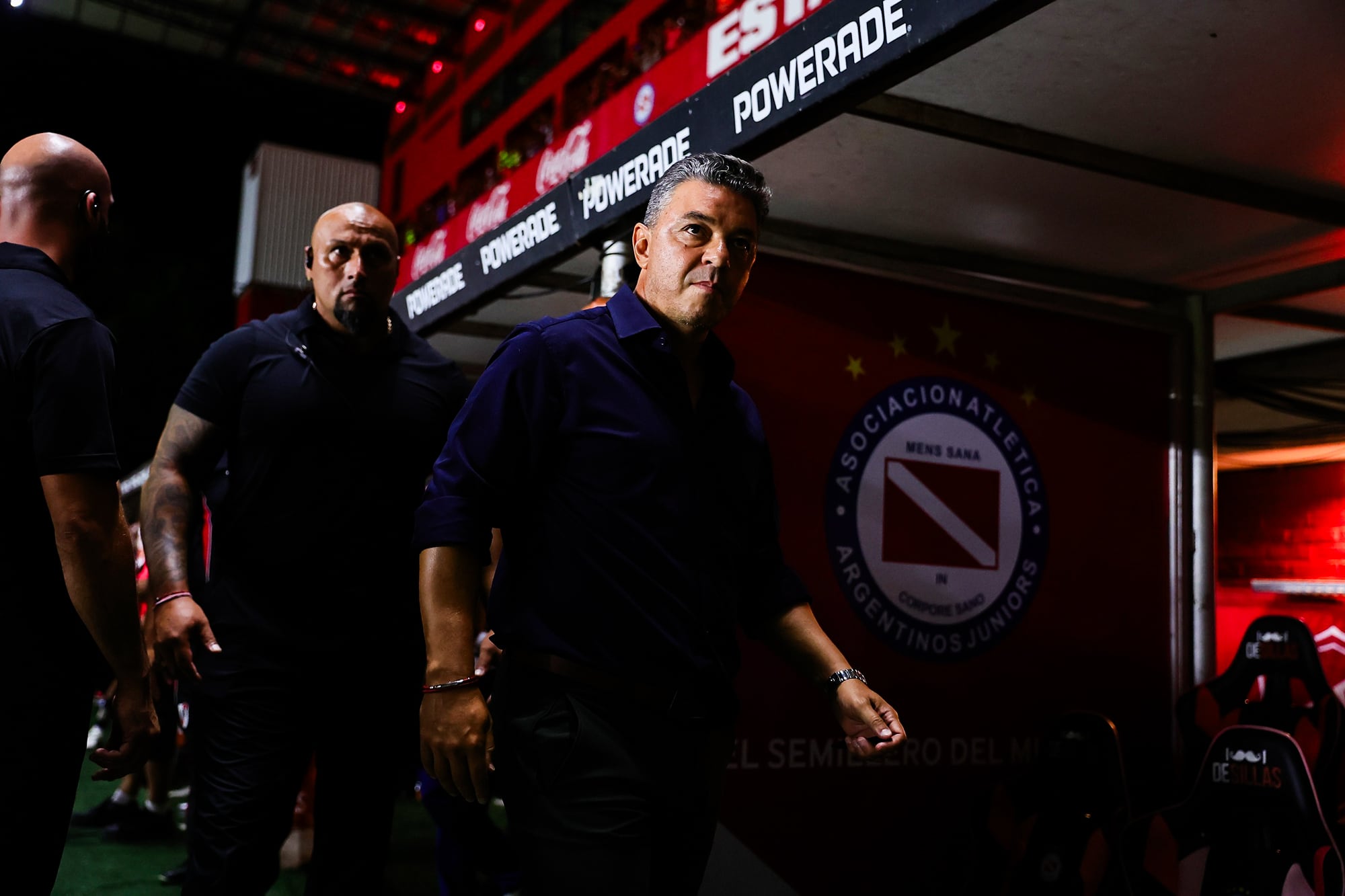 Marcelo Gallardo en el banco de Argentinos Juniors