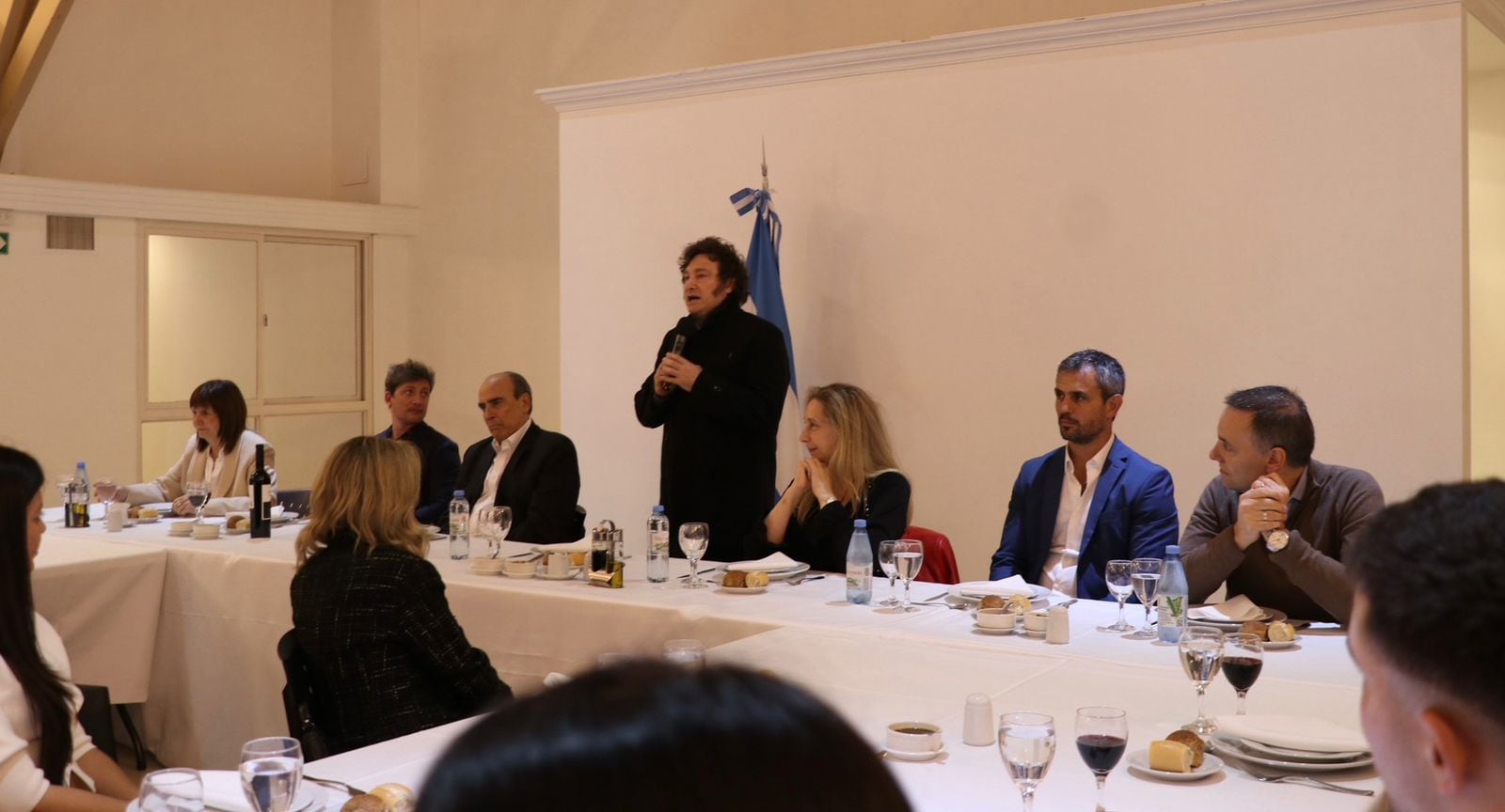 Javier Milei invitó a los ministros y los legisladores oficialistas a participar de un asado en Olivos