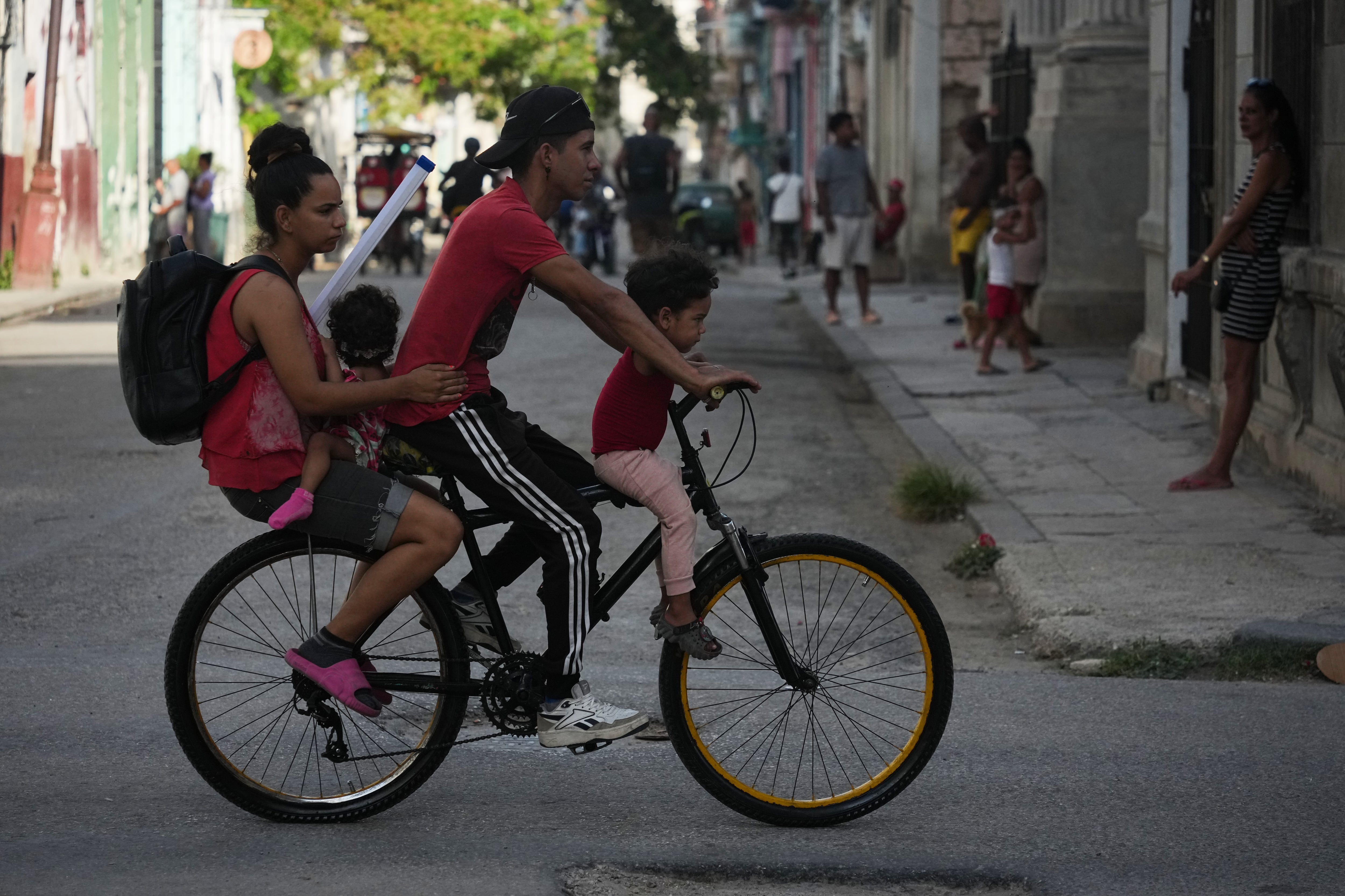 Una familia se traslada en bicicleta durante un apagón en La Habana