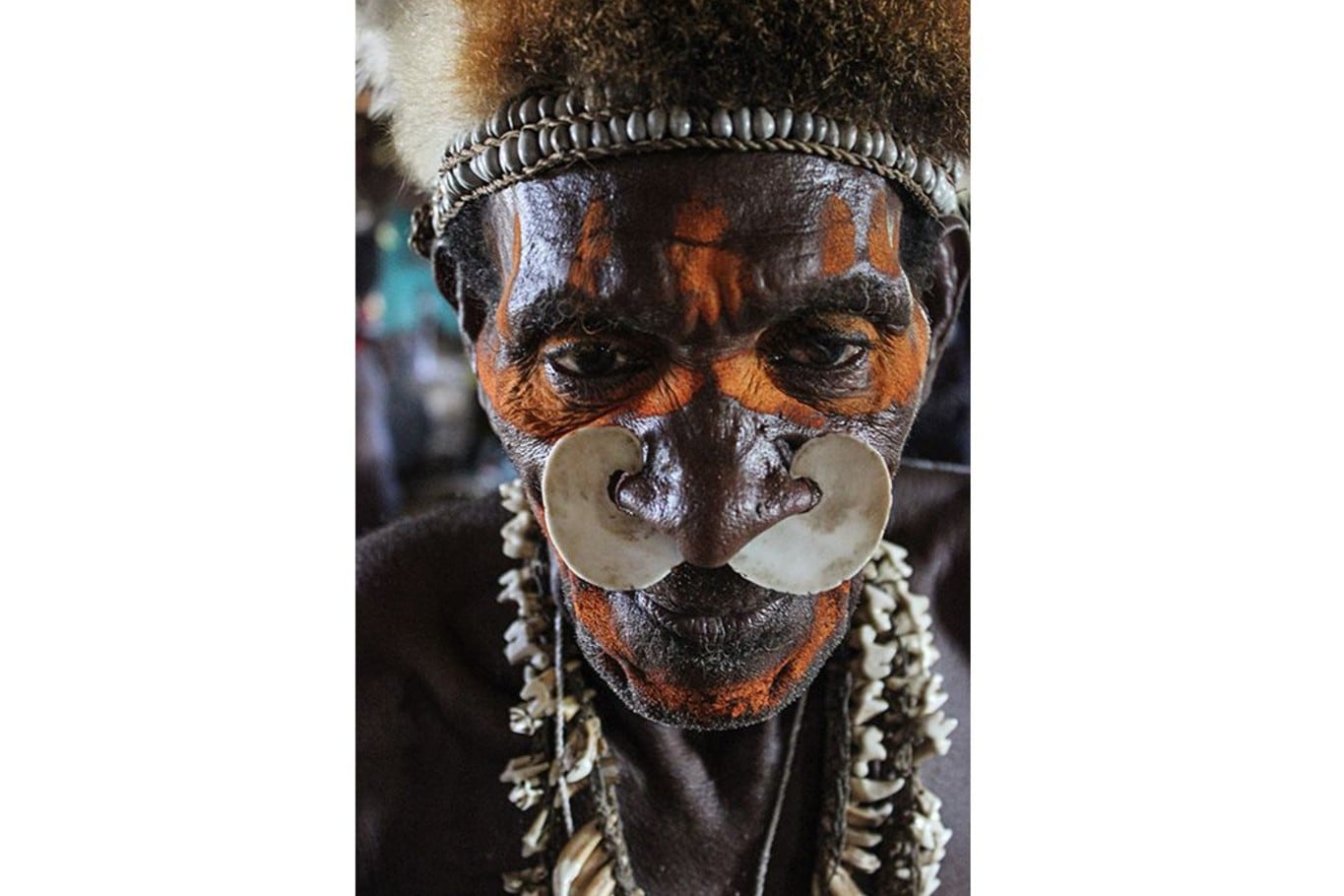 Uno de los indígenas Asmat, fotografiado por el periodista Hoffman