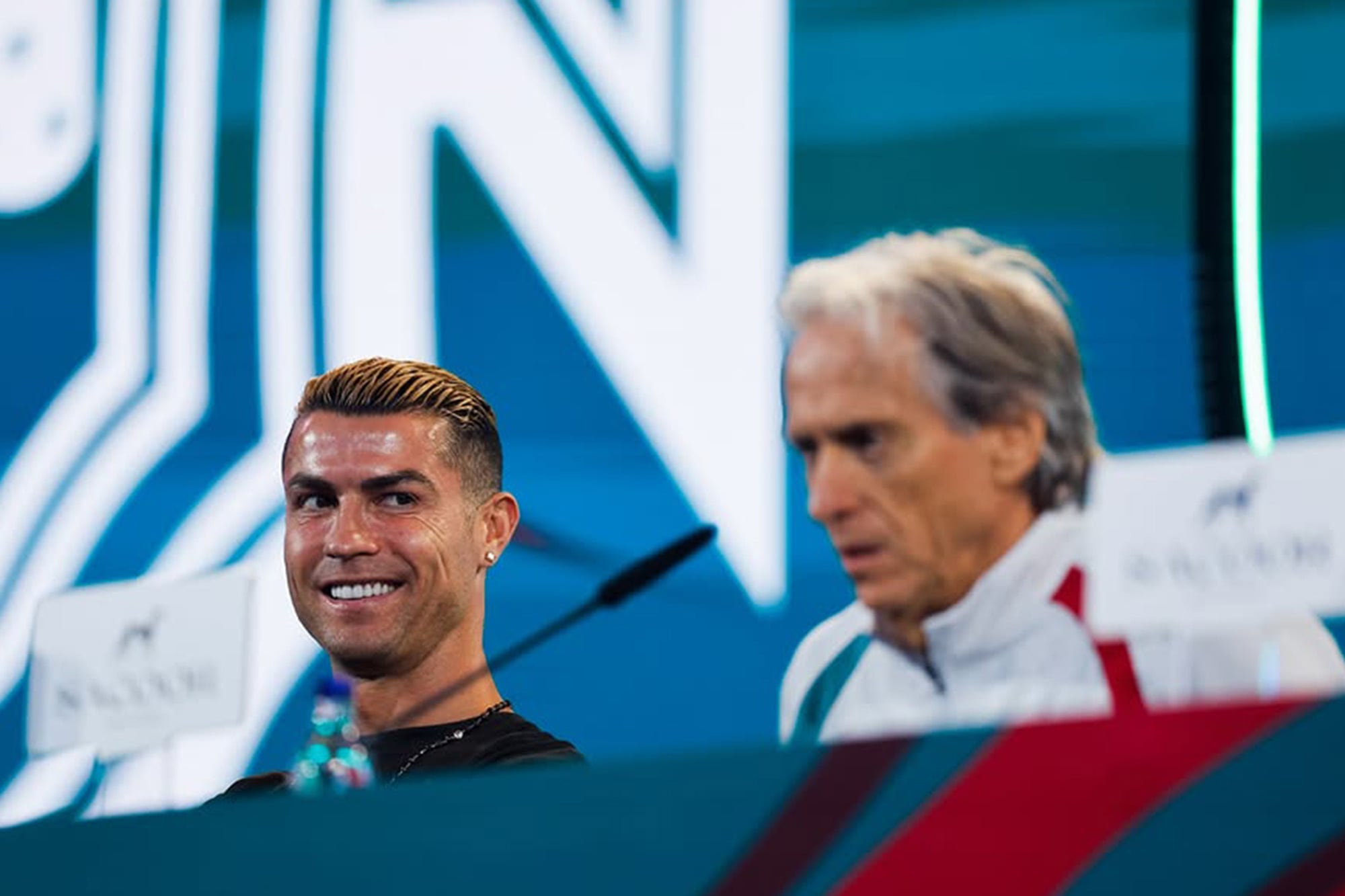 Un momento de complicidad entre Cristiano Ronaldo y el entrenador Jorge Jesús durante la conferencia de prensa