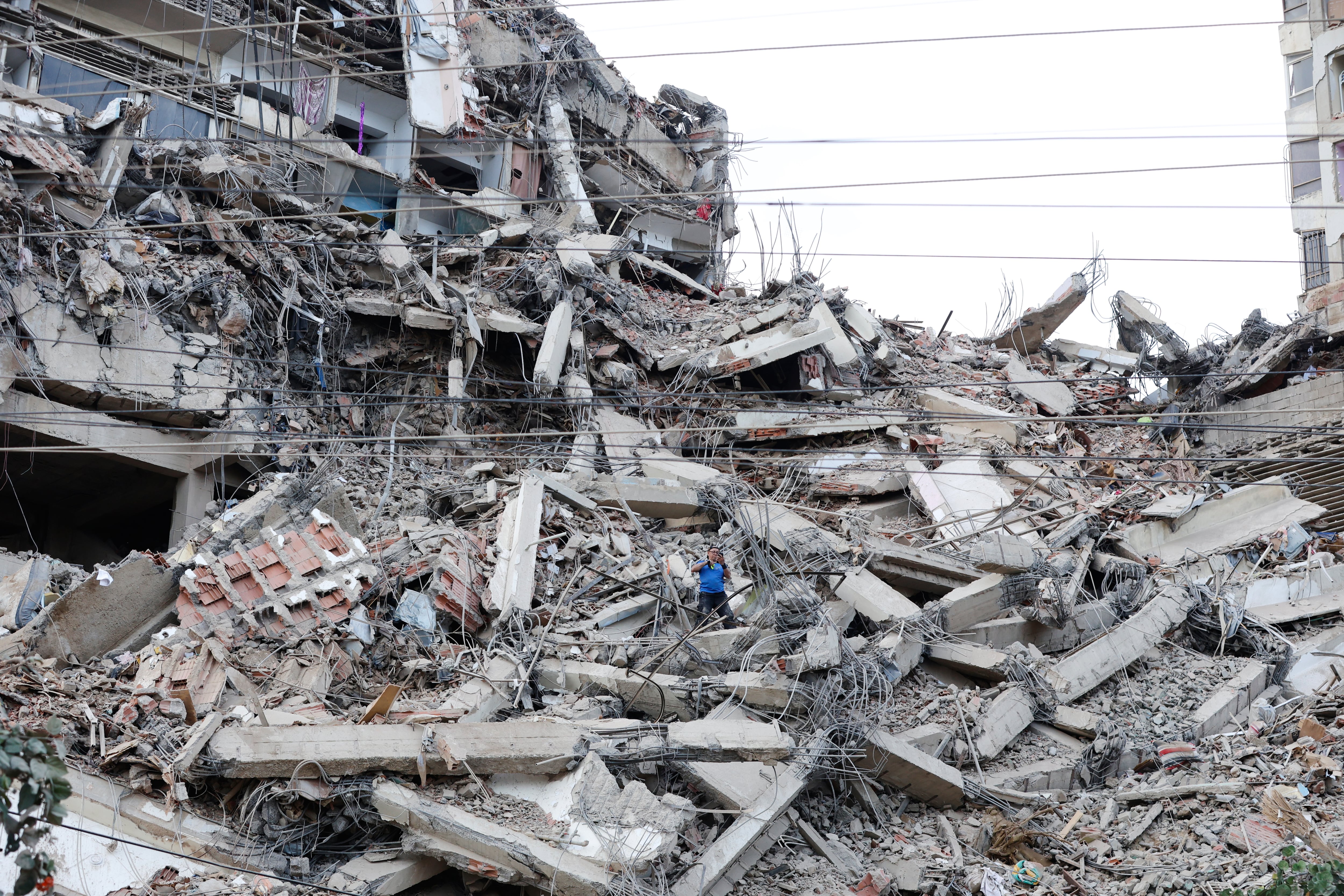 Un hombre camina entre los escombros de un edificio que se derrumbó en La Guaira, Venezuela, el 25 de junio de 2026