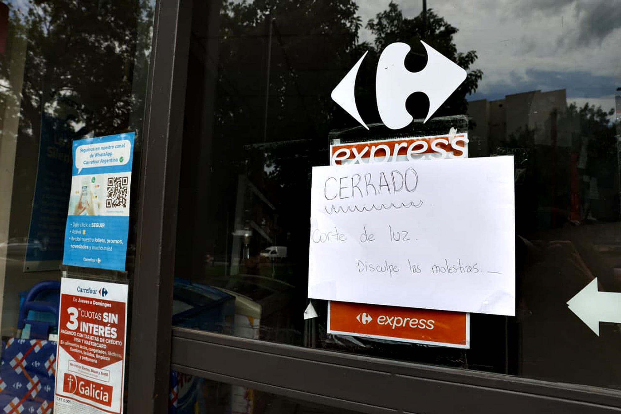 Un supermercado cerrado ante la falta de energía