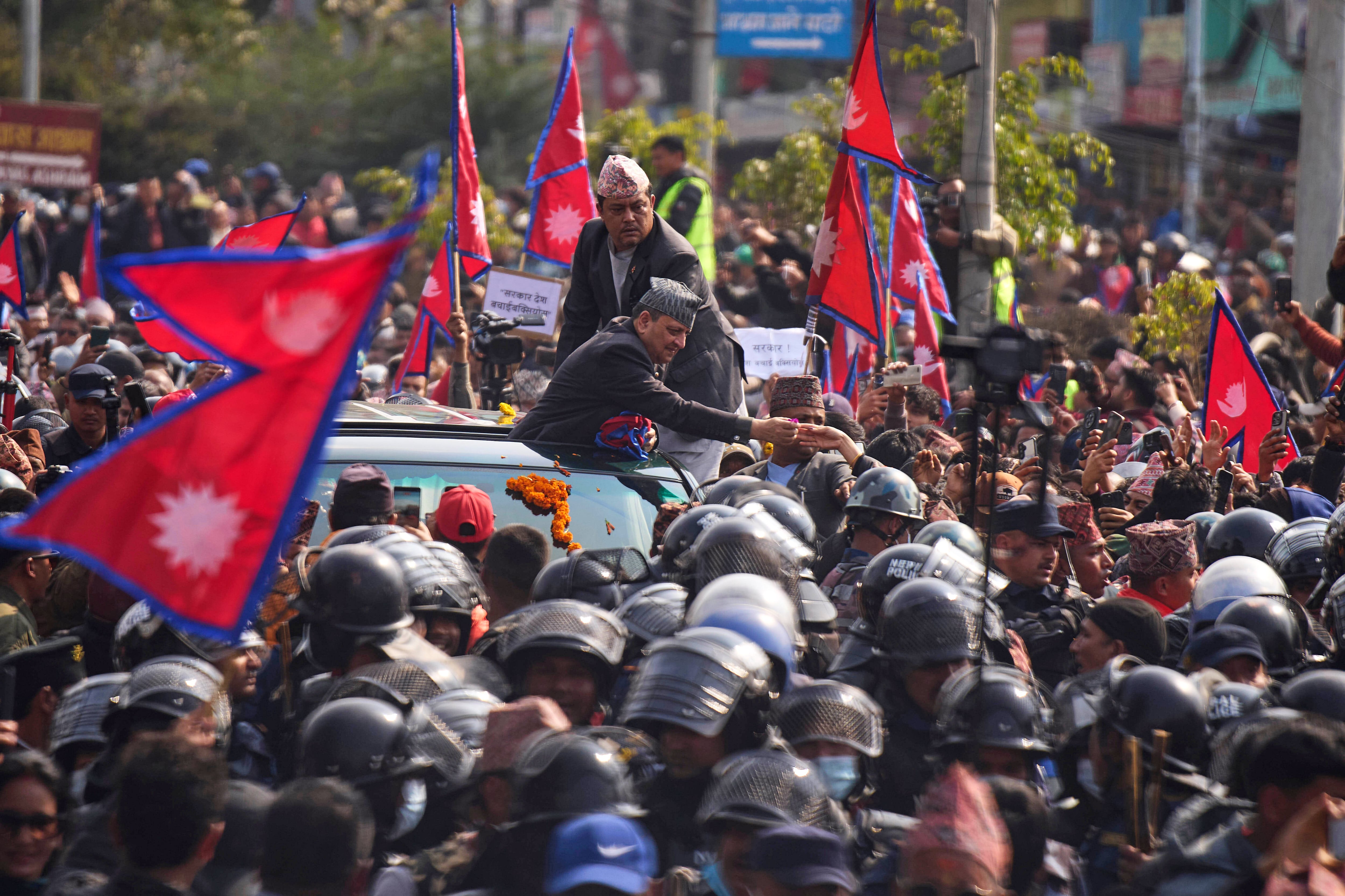 El antiguo rey de Nepal, Gyanendra Shah, recibe flores de sus seguidores a su llegada al Aeropuerto Internacional Tribhuvan en Katmandú, Nepal, el 13 de febrero de 2026
