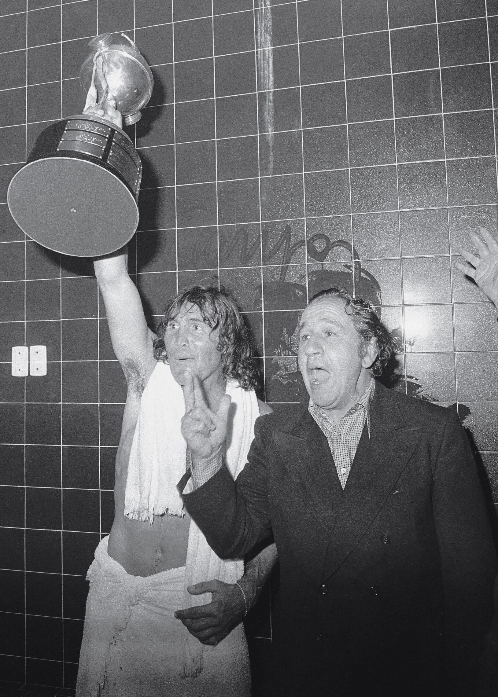 En los vestuarios del estadio Centenario de Montevideo, con la Copa Libertadores de 1977 en la mano y su gran mentor, Juan Carlos