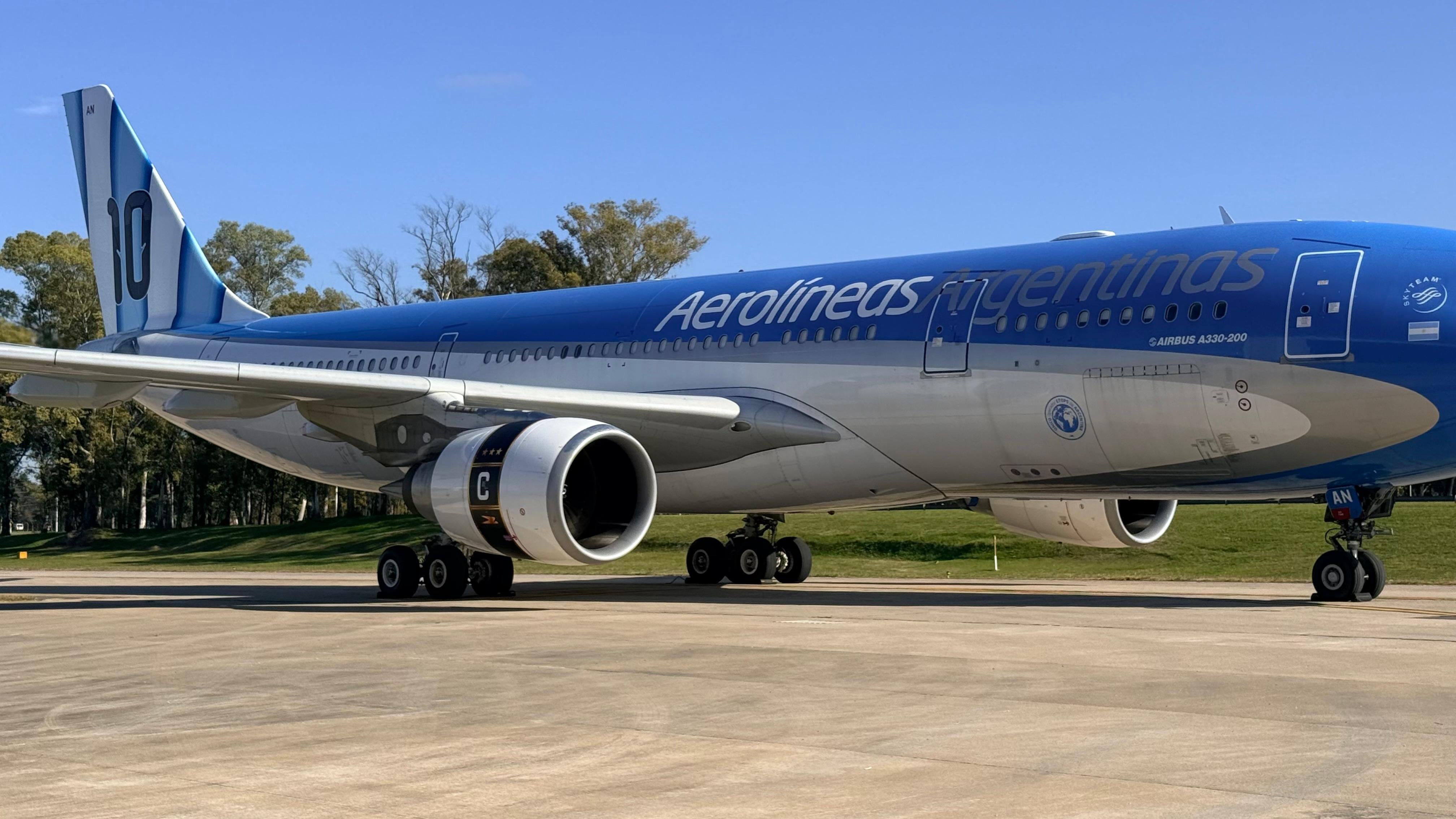 Aerolíneas Argentinas presentó un avión con diseño conmemorativo para el Mundial 2026
