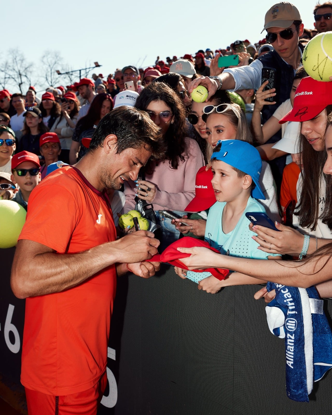 El pedido de autógrafos del público rumano para Navone, que consiguió su primer torneo del ATP Tour