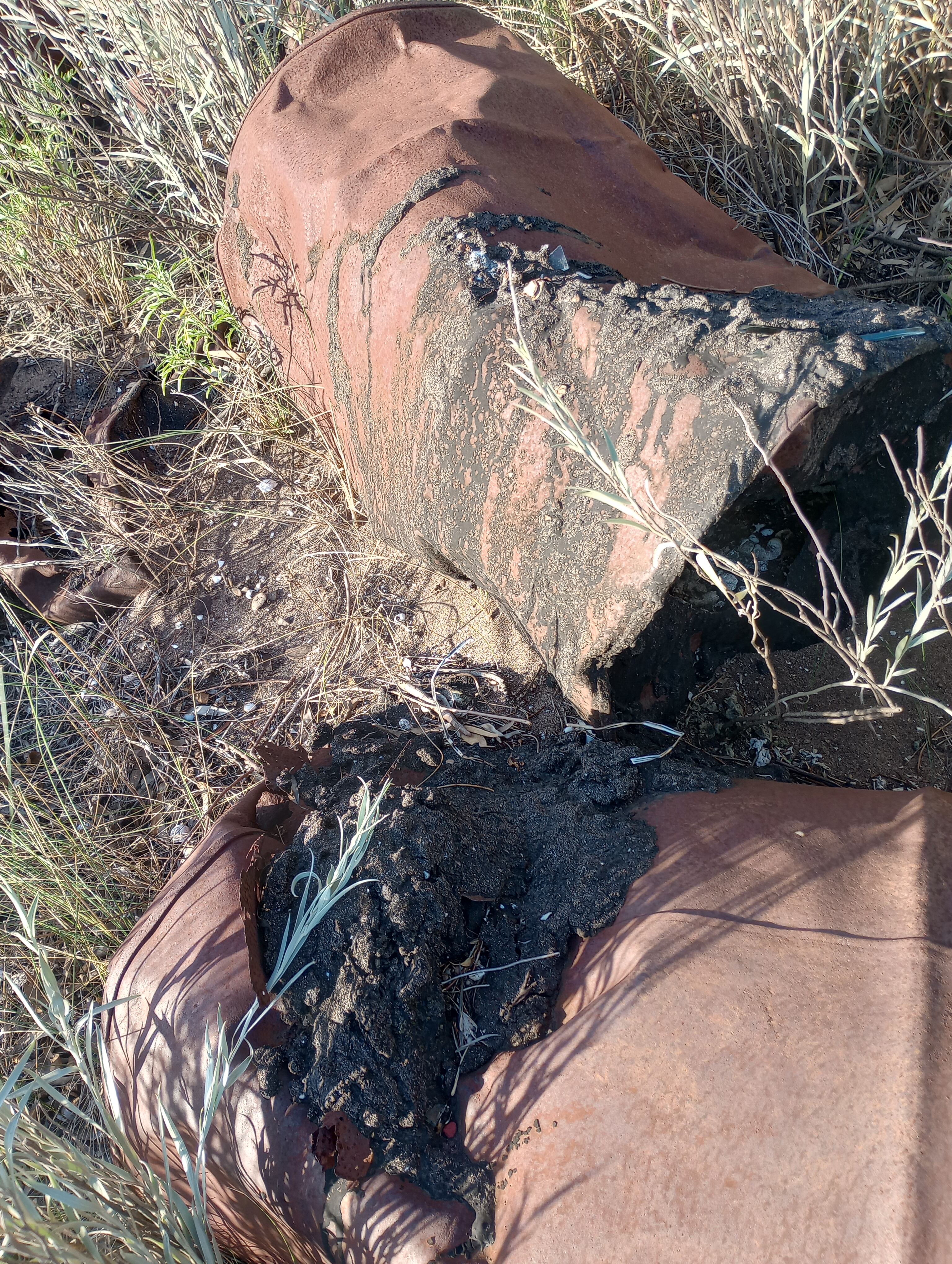 Así fueron hallados en la playa los 300 tambores de petróleo oxidados