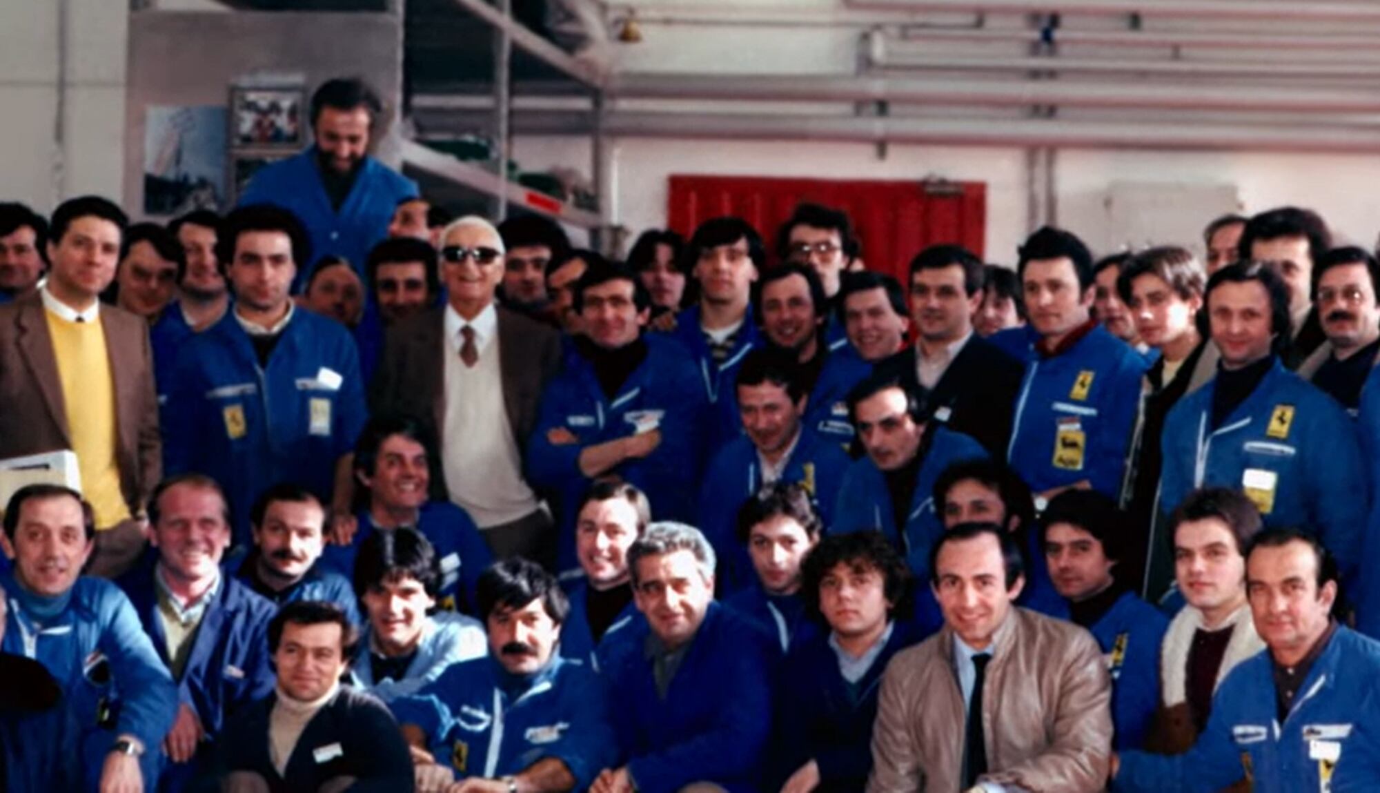 Enzo Ferrari con decenas de empleados vestidos en azul Dino, el tono oscuro de un color que le gustaba mucho al Commendatore porque lo encontraba 