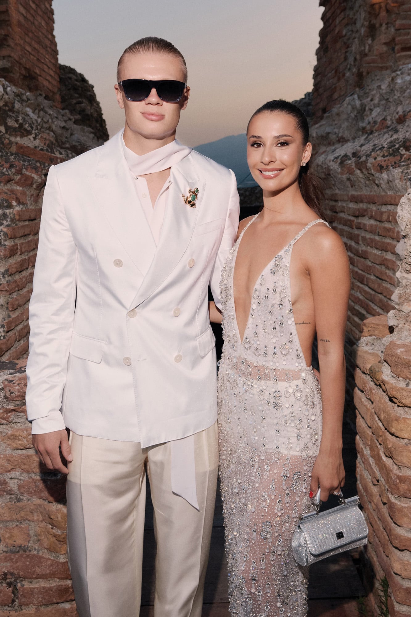 Erling Haaland junto a su novia, Isabel Haugseng Johansen, dio vuelta la página del Mundial en el que fue uno de los goleadores: goza de la cancha fashionista y del verano italiano con un traje impoluto