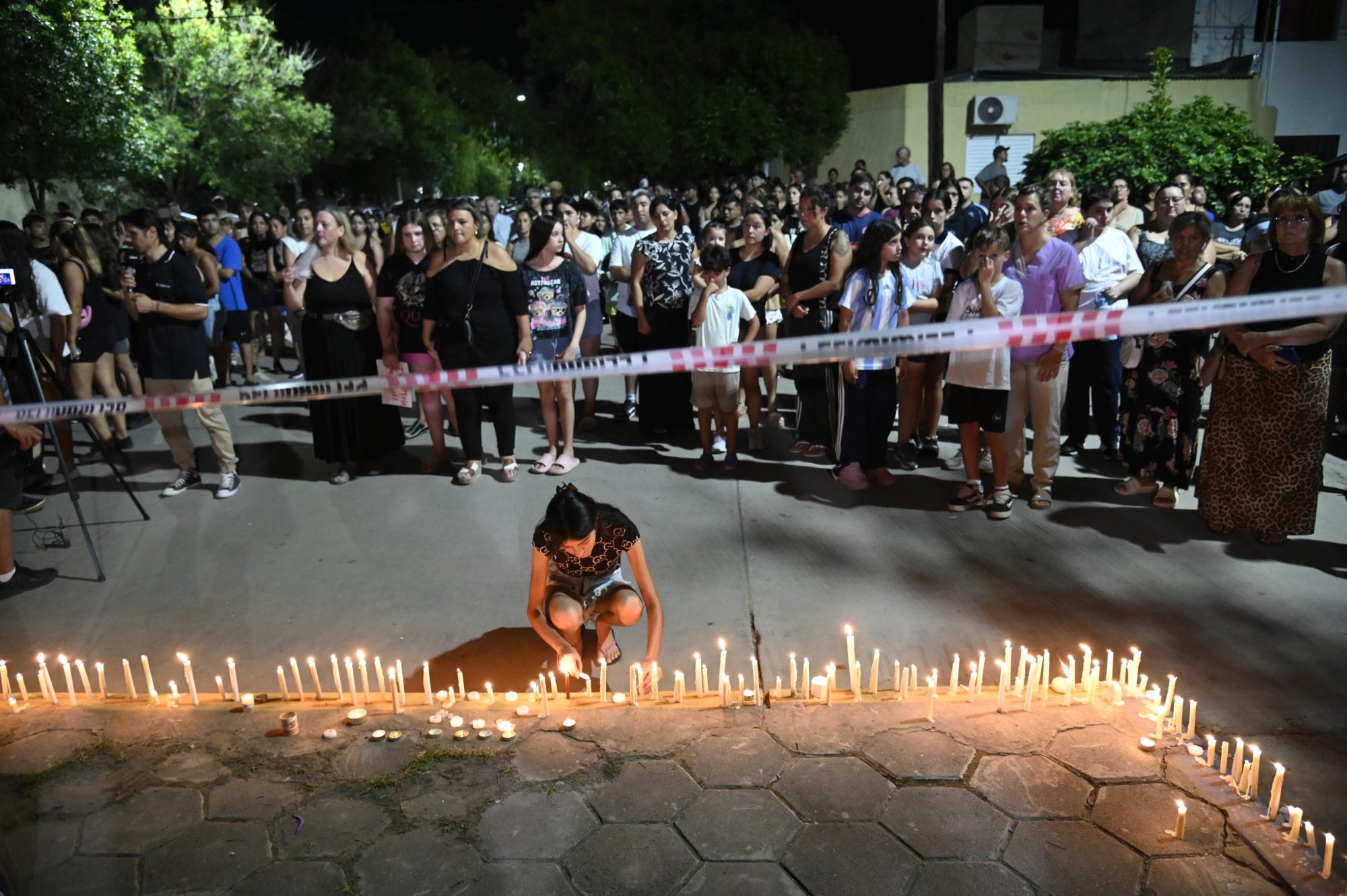 Esta mañana un chico llegó a la escuela Mariano Moreno armado con una escopeta y disparó a varios compañeros en la localidad de San Cristóbal, al norte de Santa Fe, como resultado hay una víctima fatal y algunos heridos. A la noche alumnos de la escuela , padres y vecinos prendieron velas en homenaje al chico asesinado