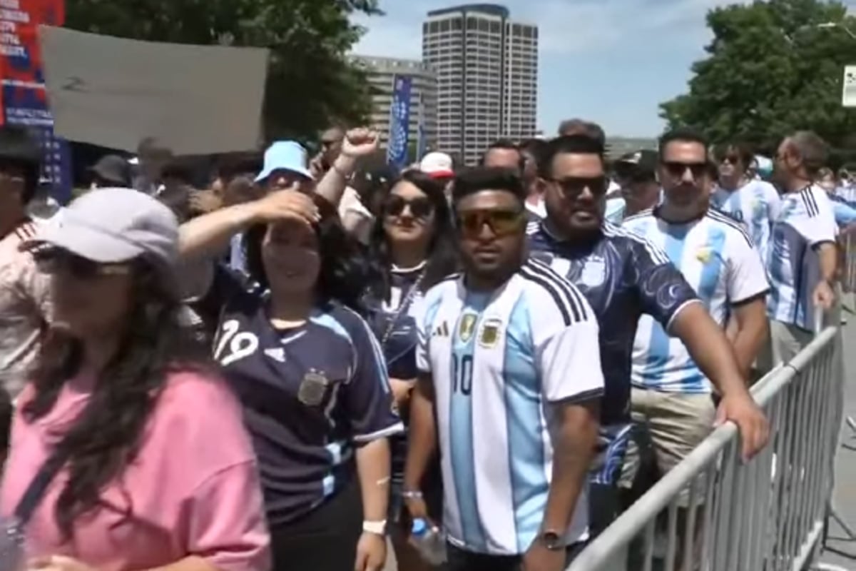 Hinchas de la selección argentina aguardan el ingreso al estadio Arrowhead de Kansas City, donde el conjunto de Lionel Scaloni enfrentará a Argelia