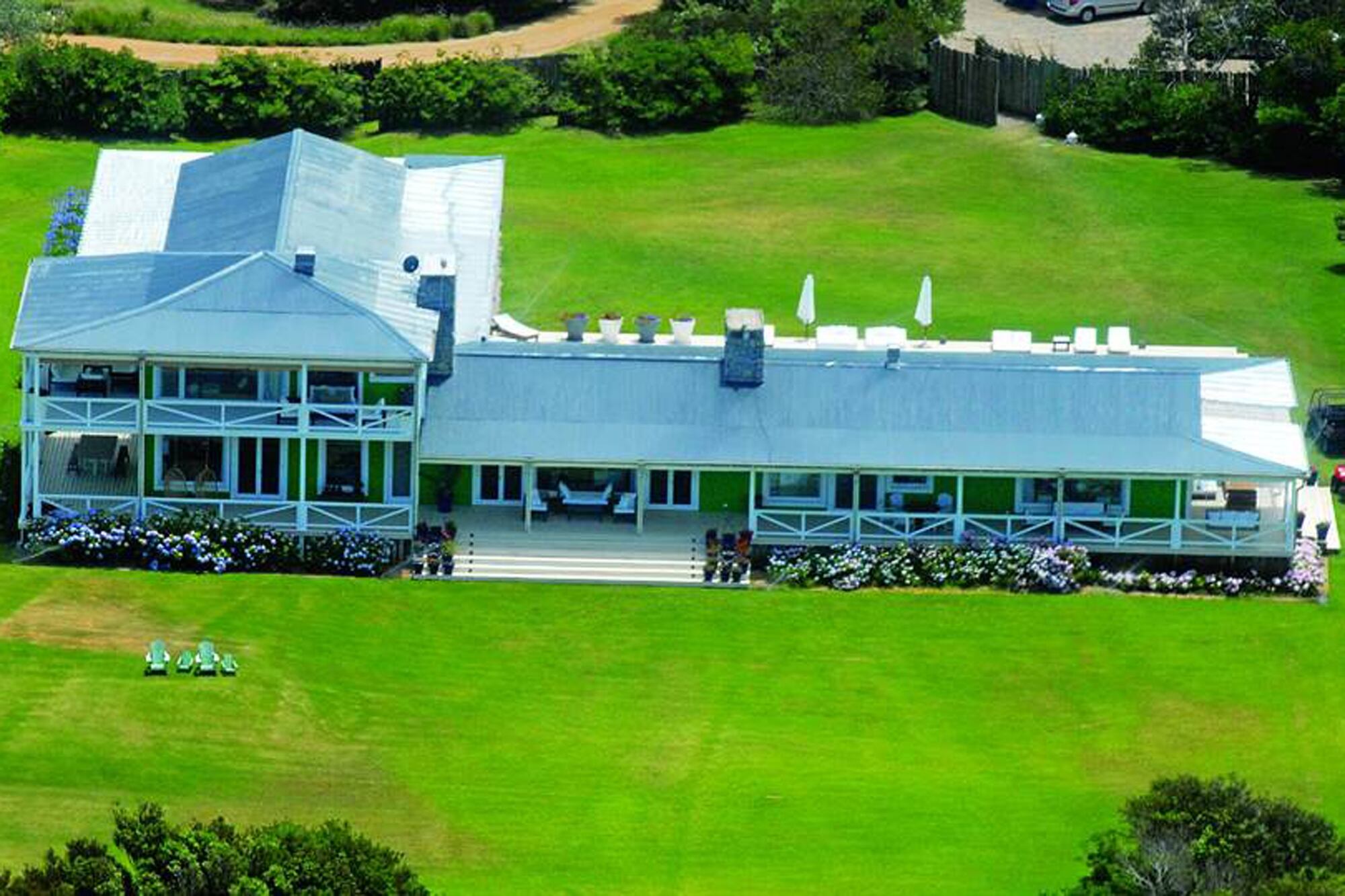 La fabulosa residencia de Marcelo Tinelli en Punta del Este. La propiedad, en primera línea sobre el mar, tiene un parque de 5,2 hectáreas