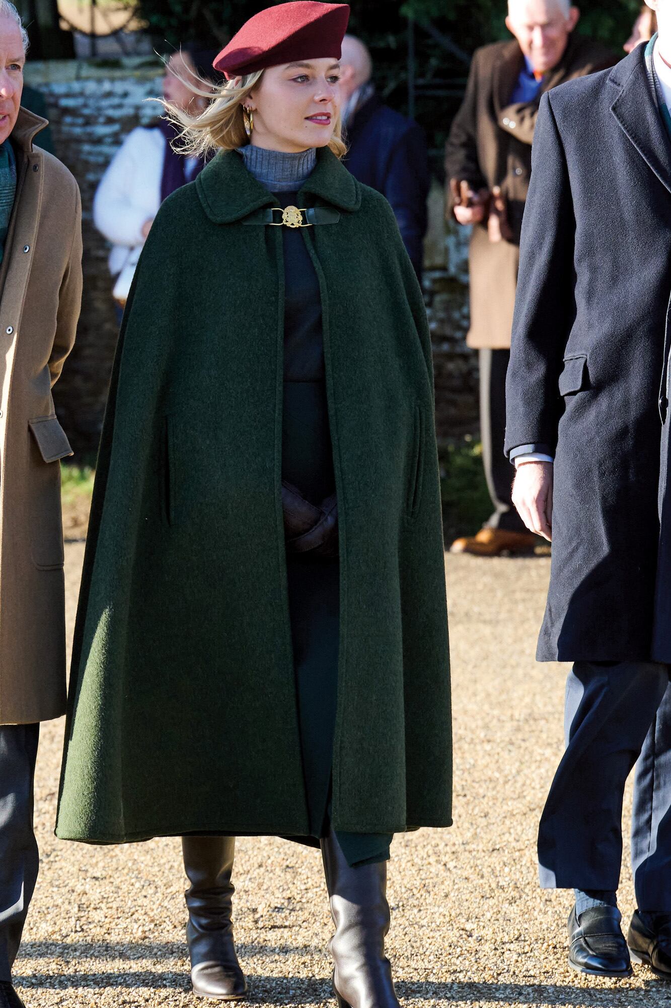 Elegante, con un abrigo capa y botas altas, Lady Margarita Armstrong-Jones, nieta de la princesa Margarita, también estuvo presente