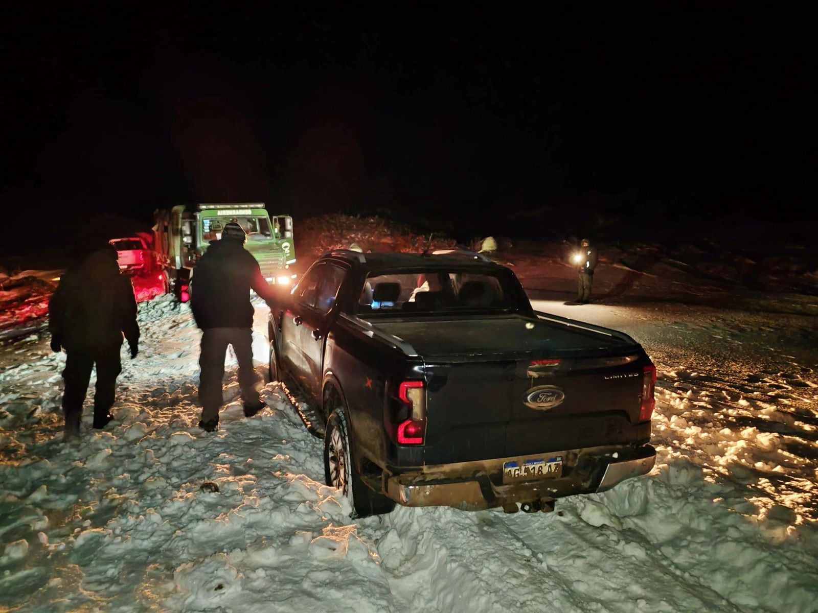 Una de las camionetas quedó atrapada entre bardones de nieve sobre la ruta provincial 23, en Neuquén, durante el operativo de rescate realizado por Gendarmería
