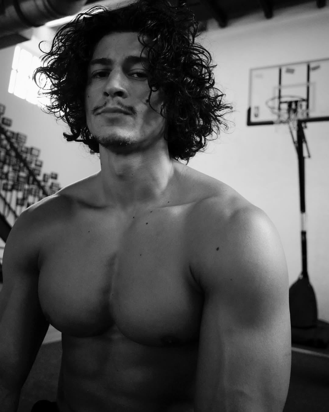 El nuevo novio de Rosalía hace gala de sus músculos en su cuenta de Instagram.