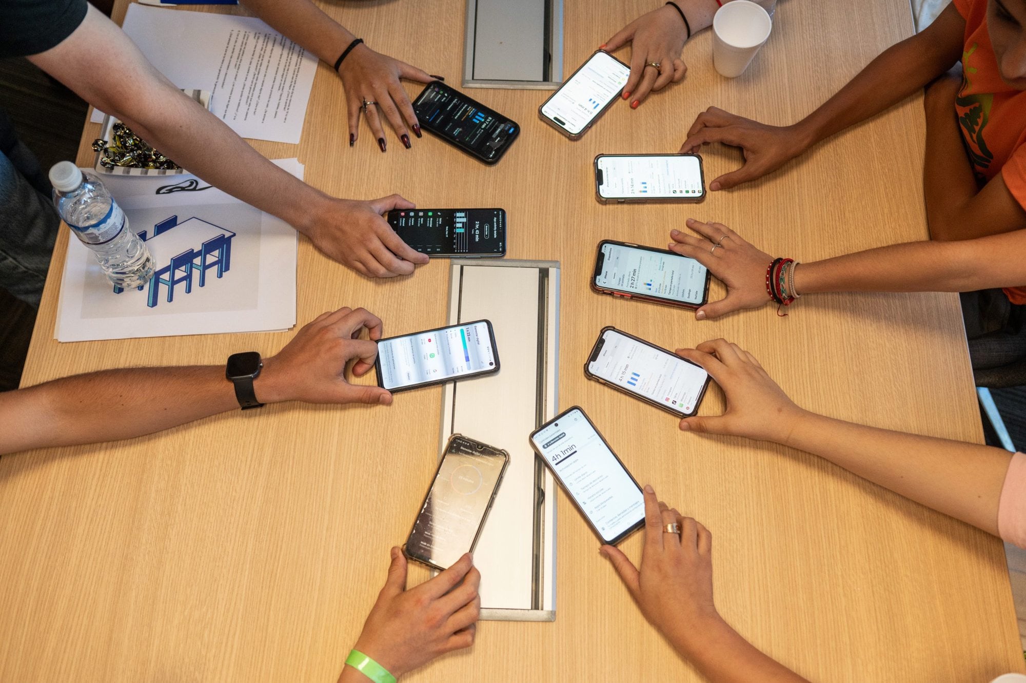 Miedo a perdernos cosas y no pertenecer: cómo gestionar el FOMO de fin de año y evitarlo en vacaciones