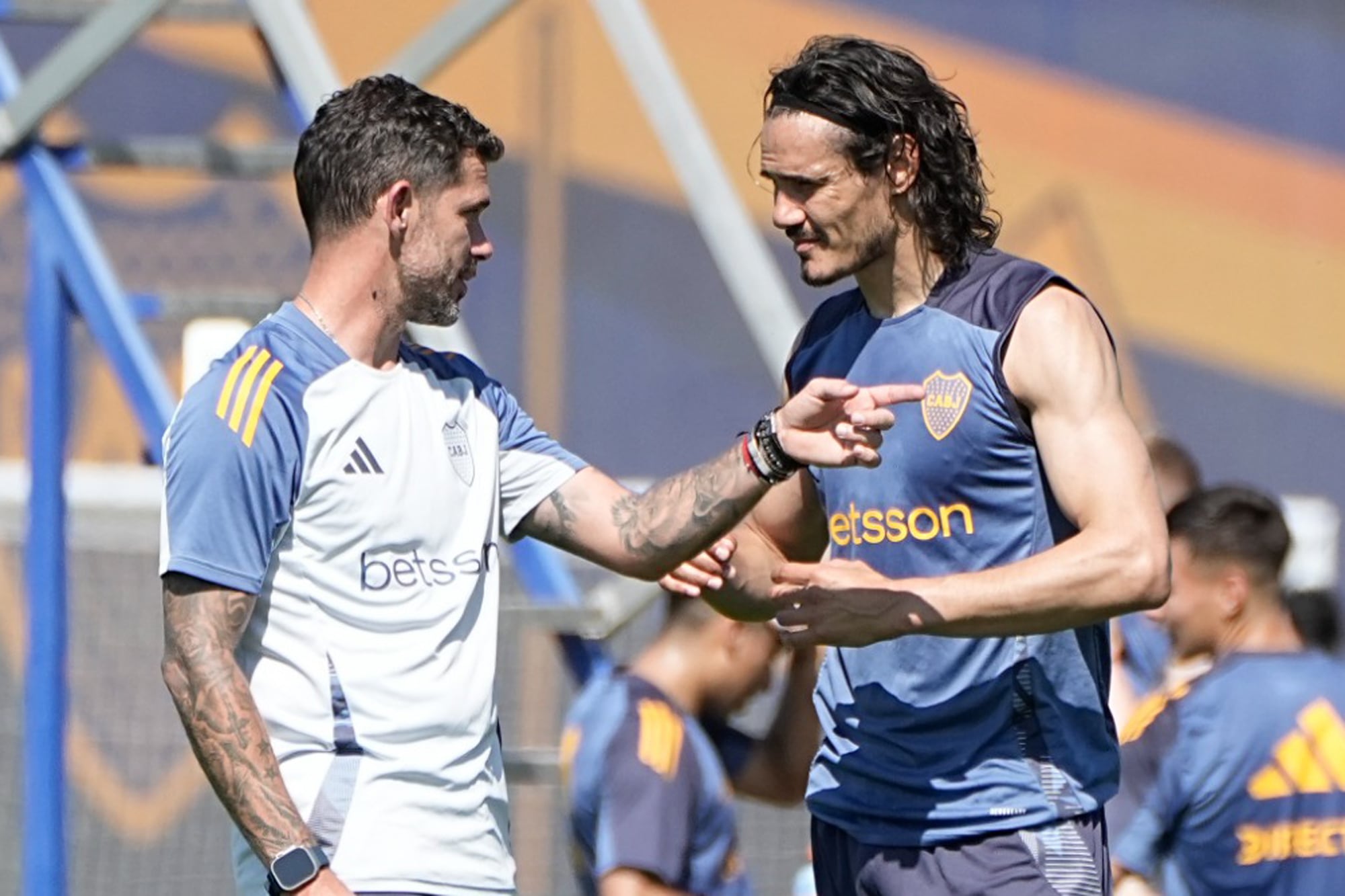 Gago y Cavani se reencontraron en Boca después compartir buena parte de su carrera como futbolistas en diferentes equipos de Europa
