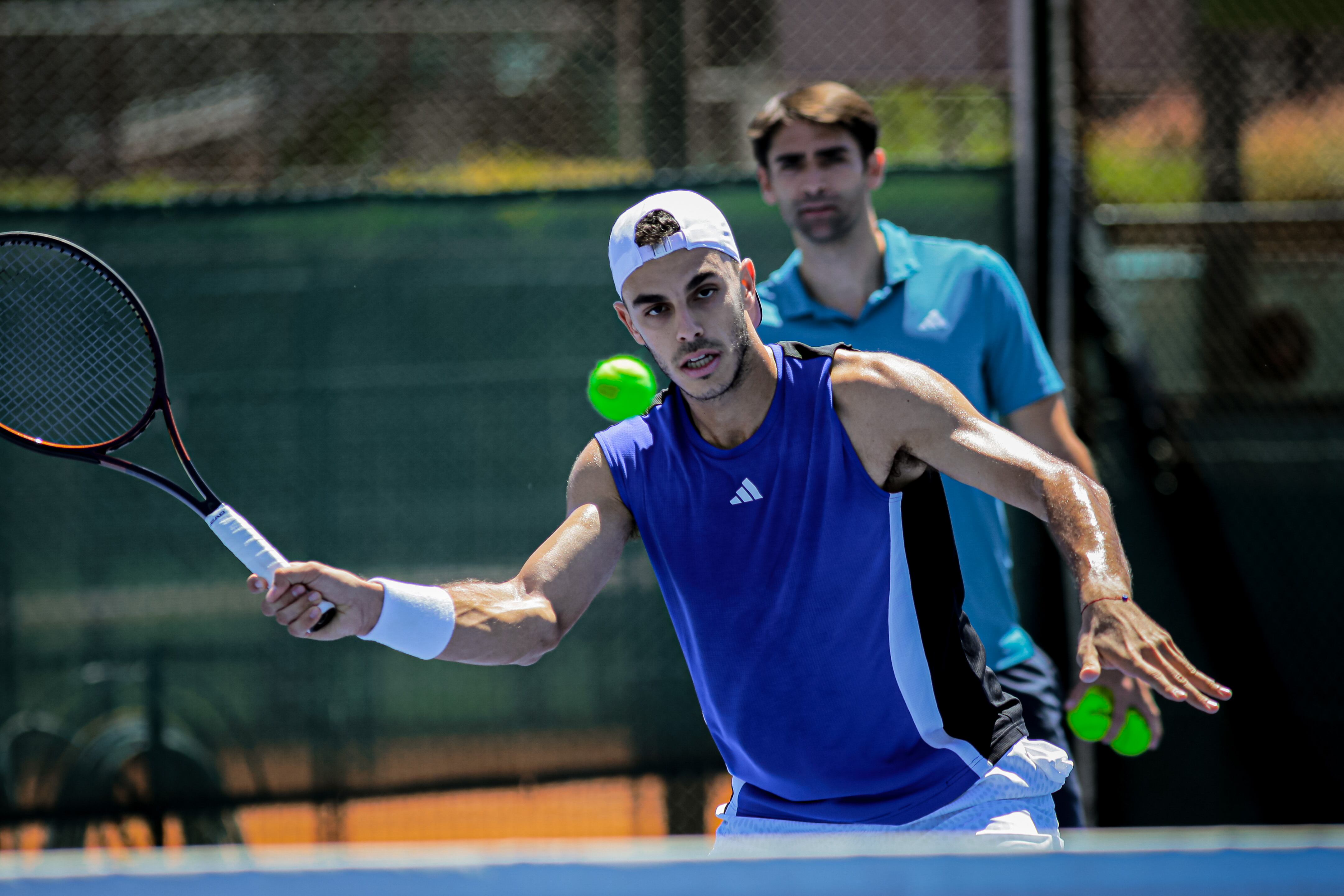 Cerúndolo, entrenándose en el Tenis Club Argentino, antes del viaje a Málaga; detrás, el entrenador Nicolás Pastor