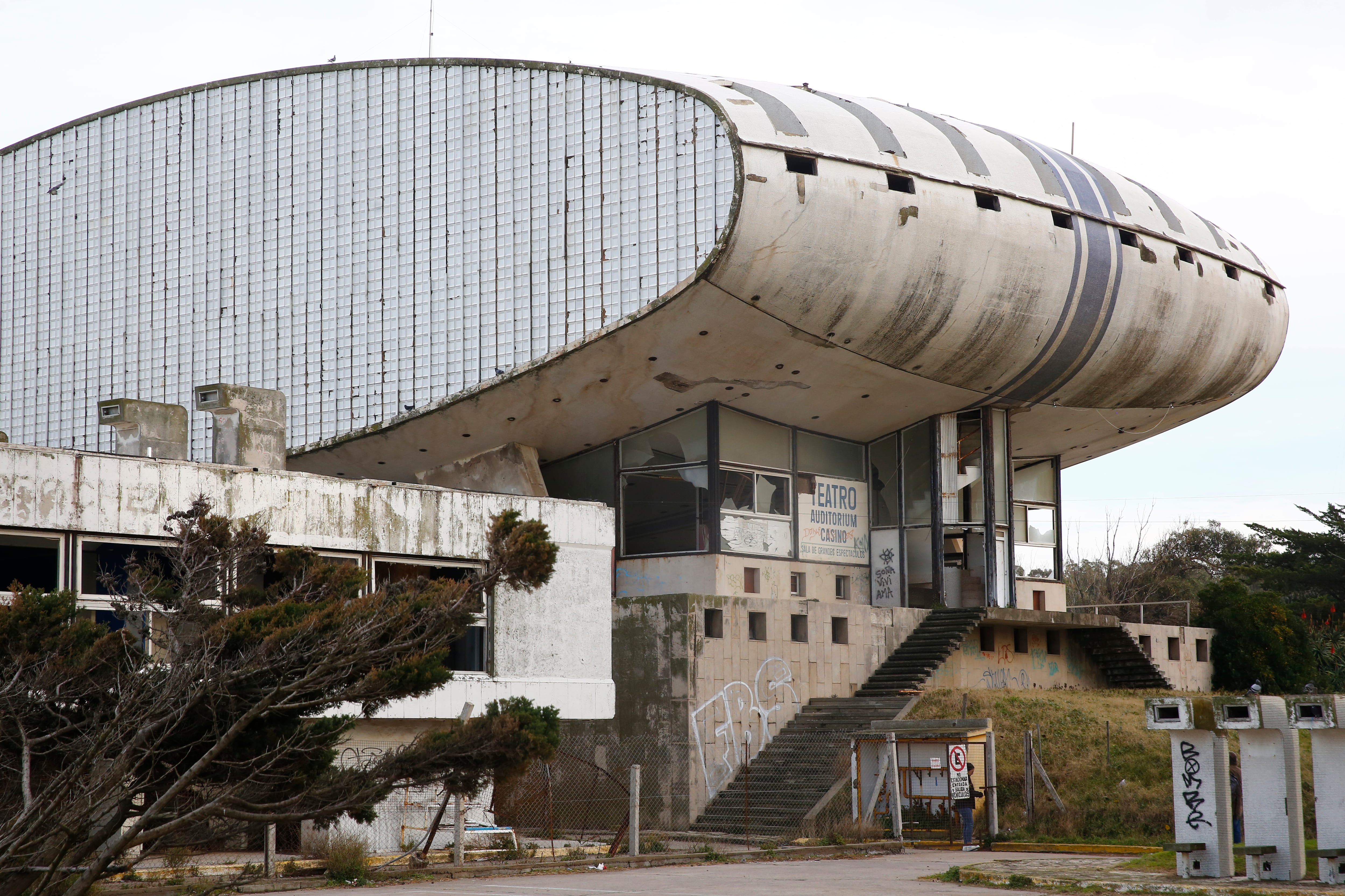 La estructura oval del auditorio quedó fuera de esta subasta y será afectada a otra