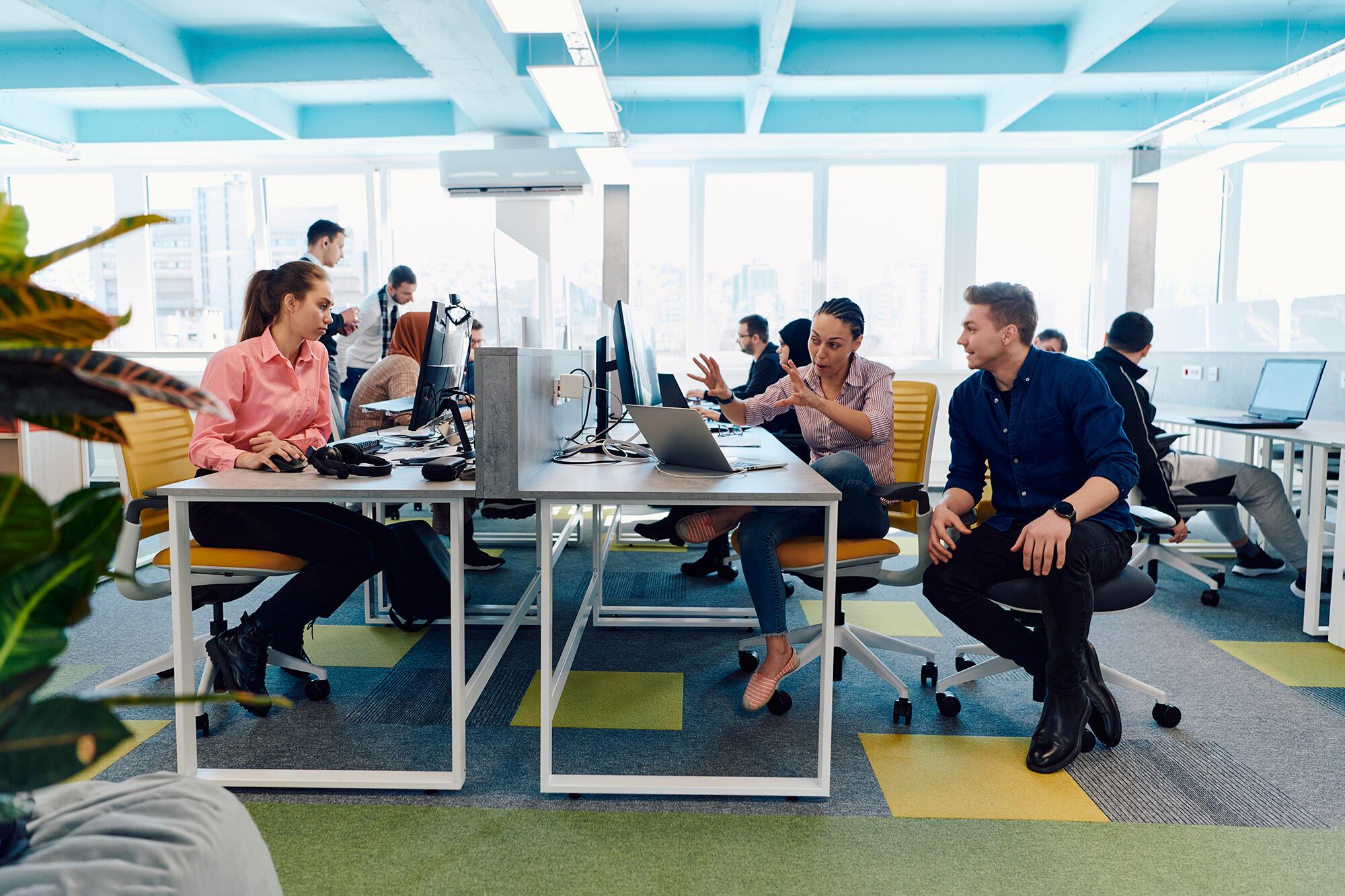 Gente trabajando en oficina