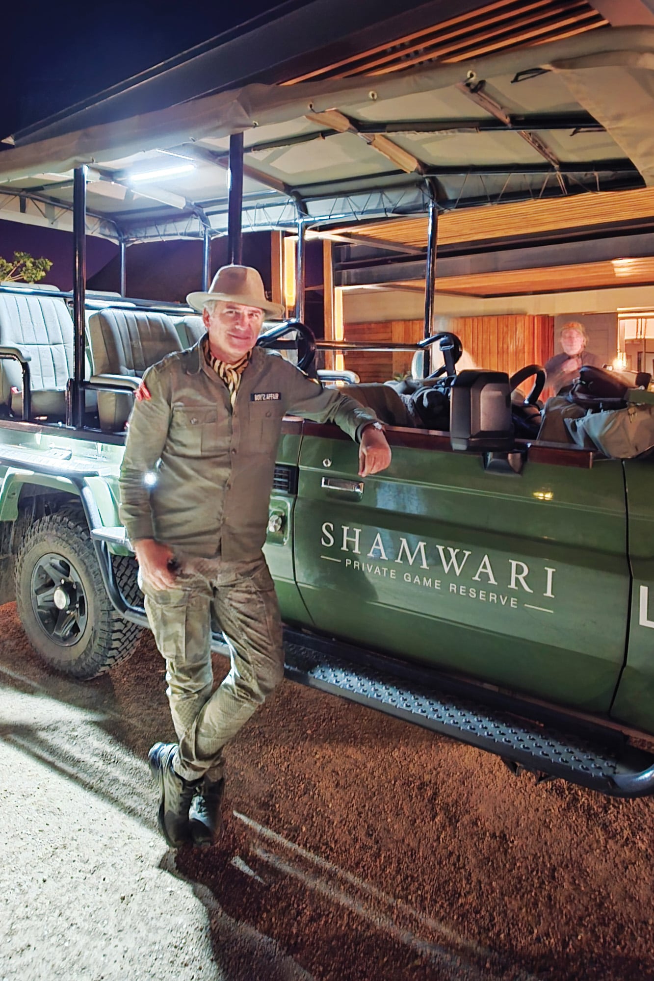 Javier
posando junto a uno de los jeeps
de la reserva.