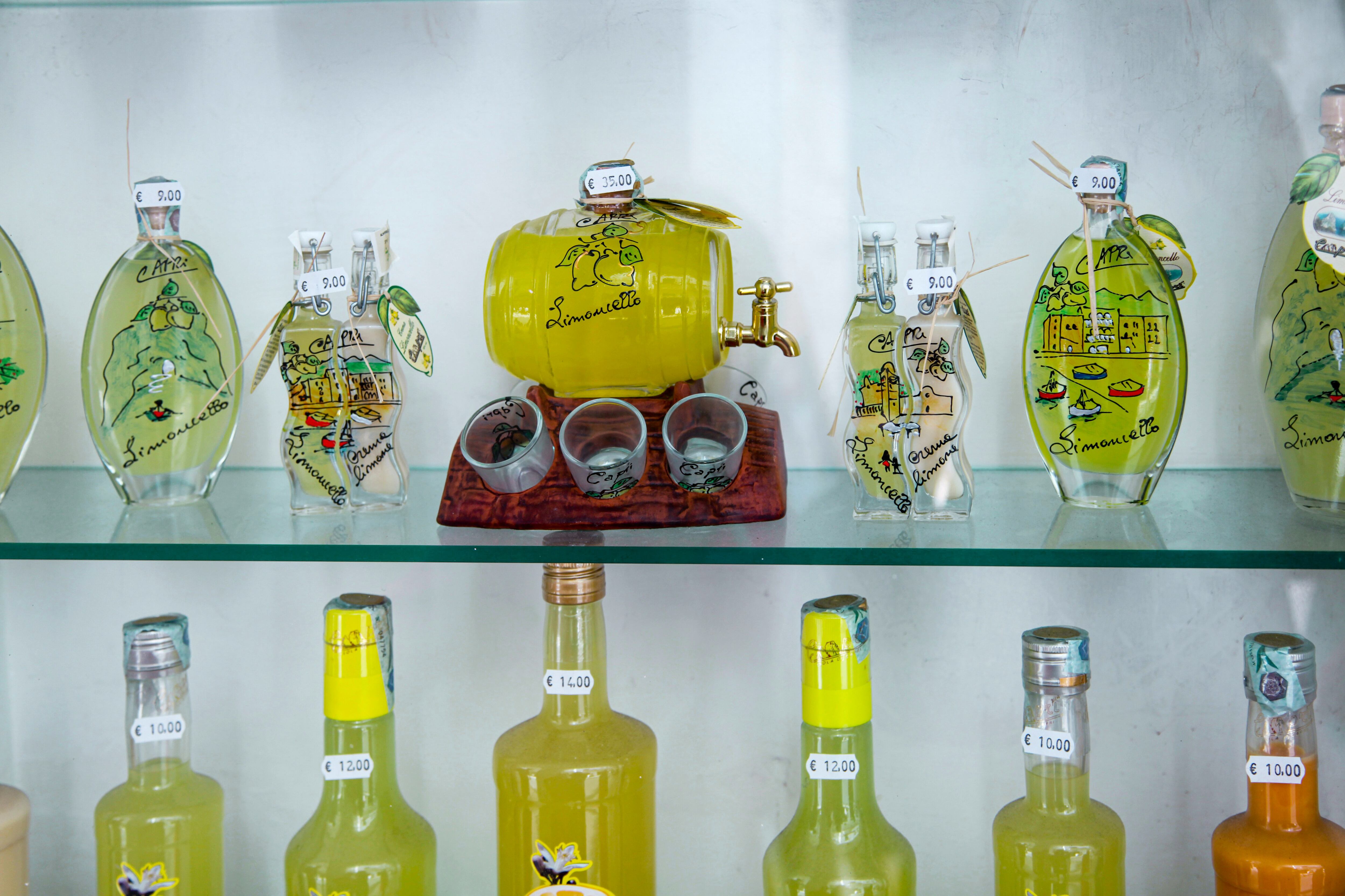 Botellas artesanales de lemoncello en Ravello, Italia