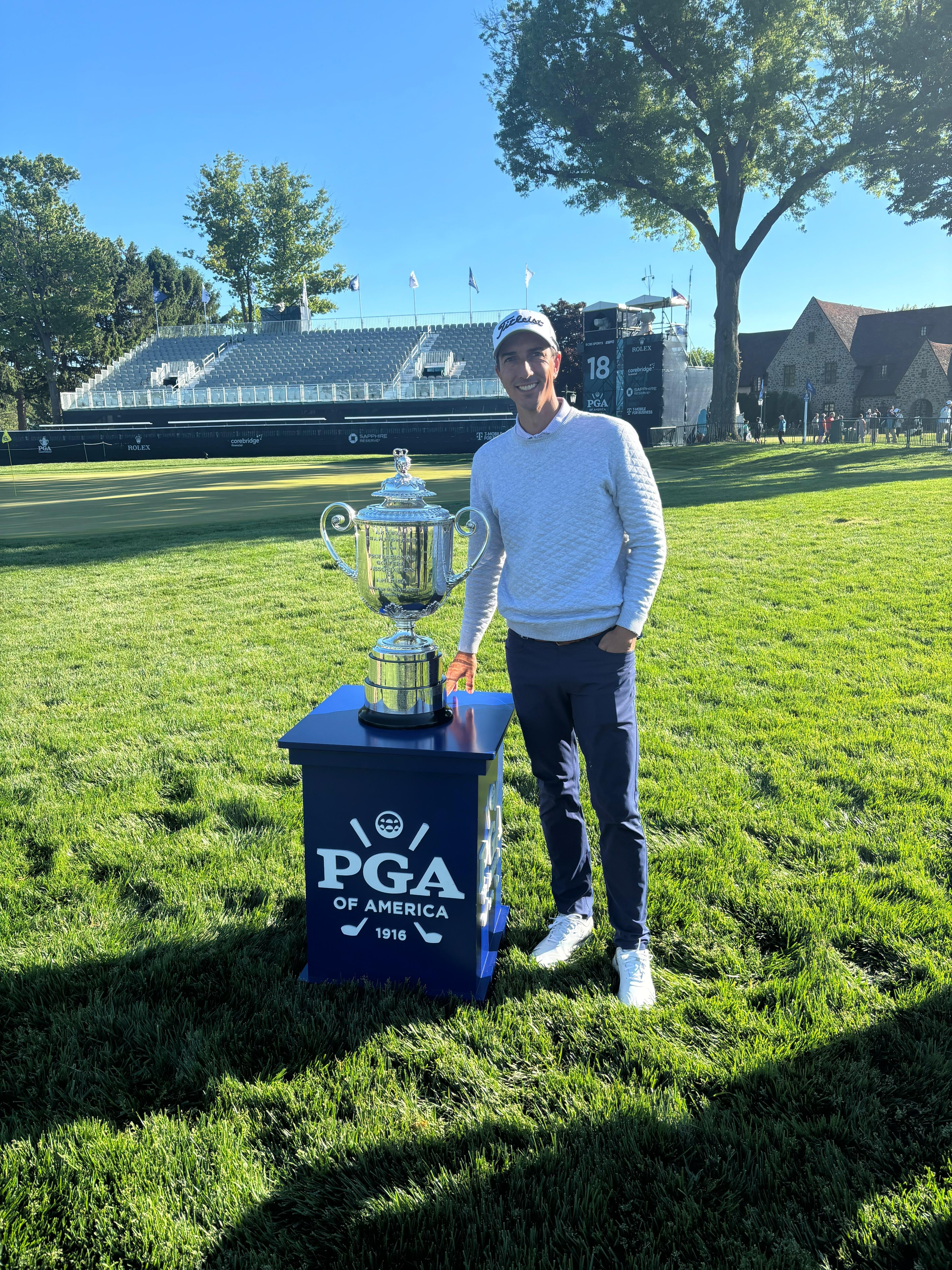 Francisco Bide posa con el Wanamaker Trophy; un desafío incomparable