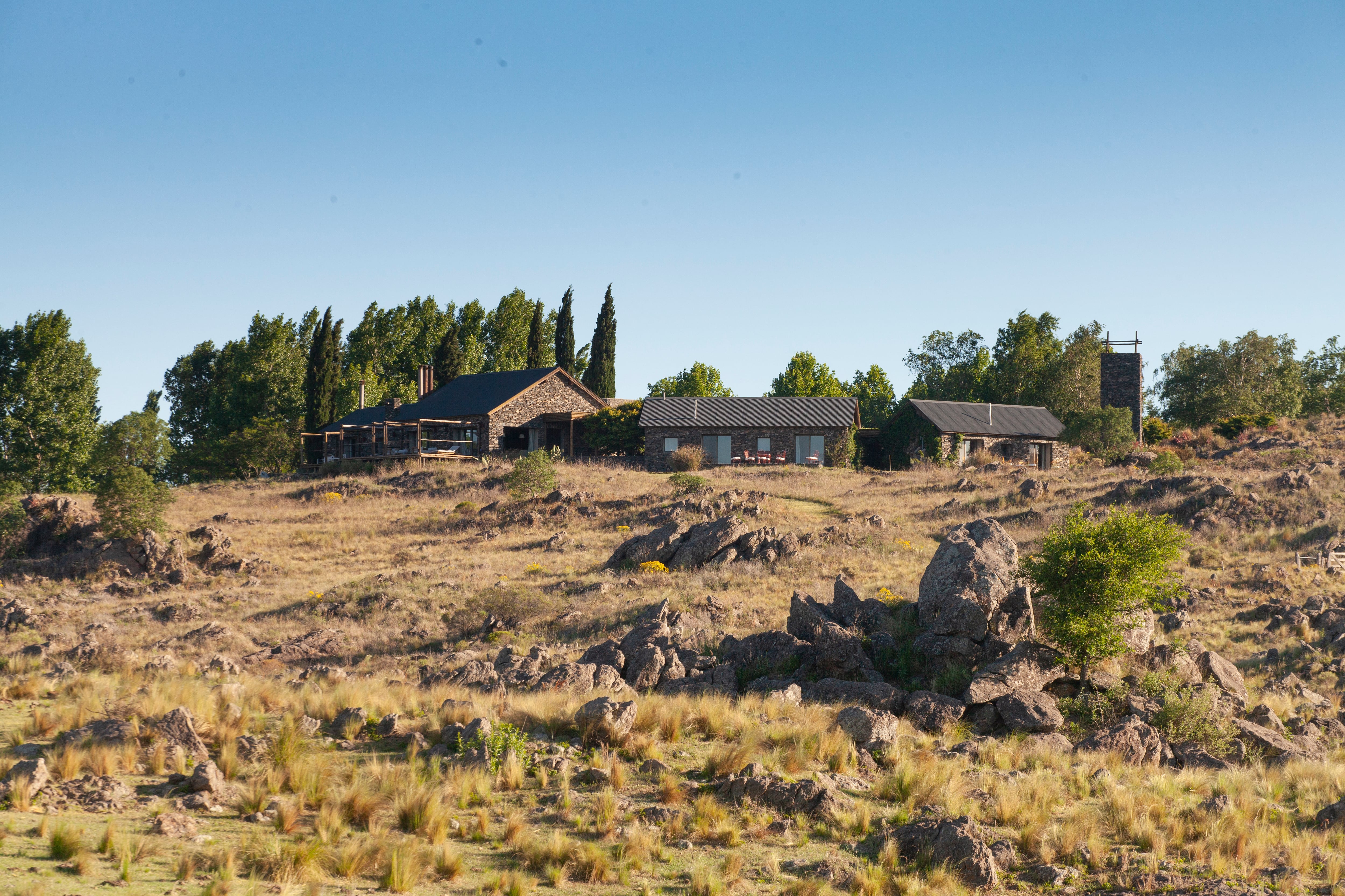 La casa está revestida en piedra laja de una cantera vecina, al modo de las antiguas pircas