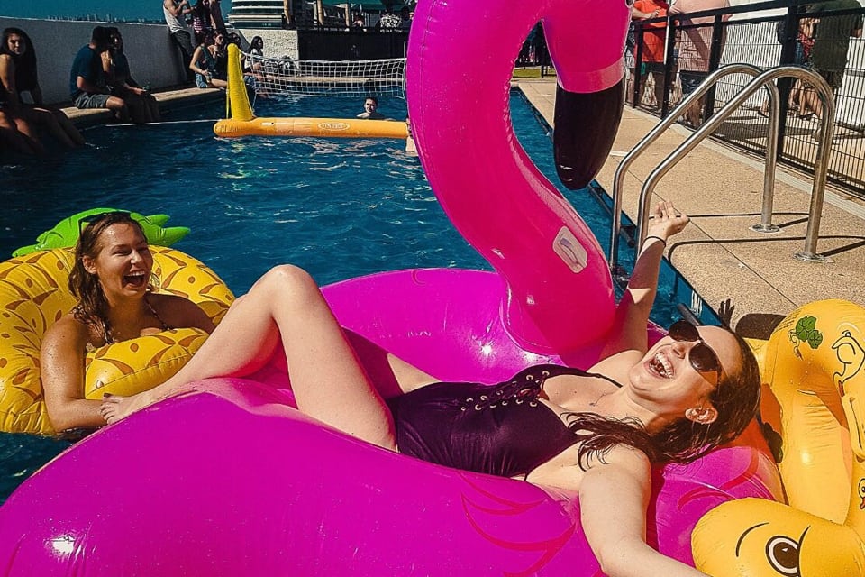 Las pool parties son una opción elegida por los estudiantes en Las Vegas