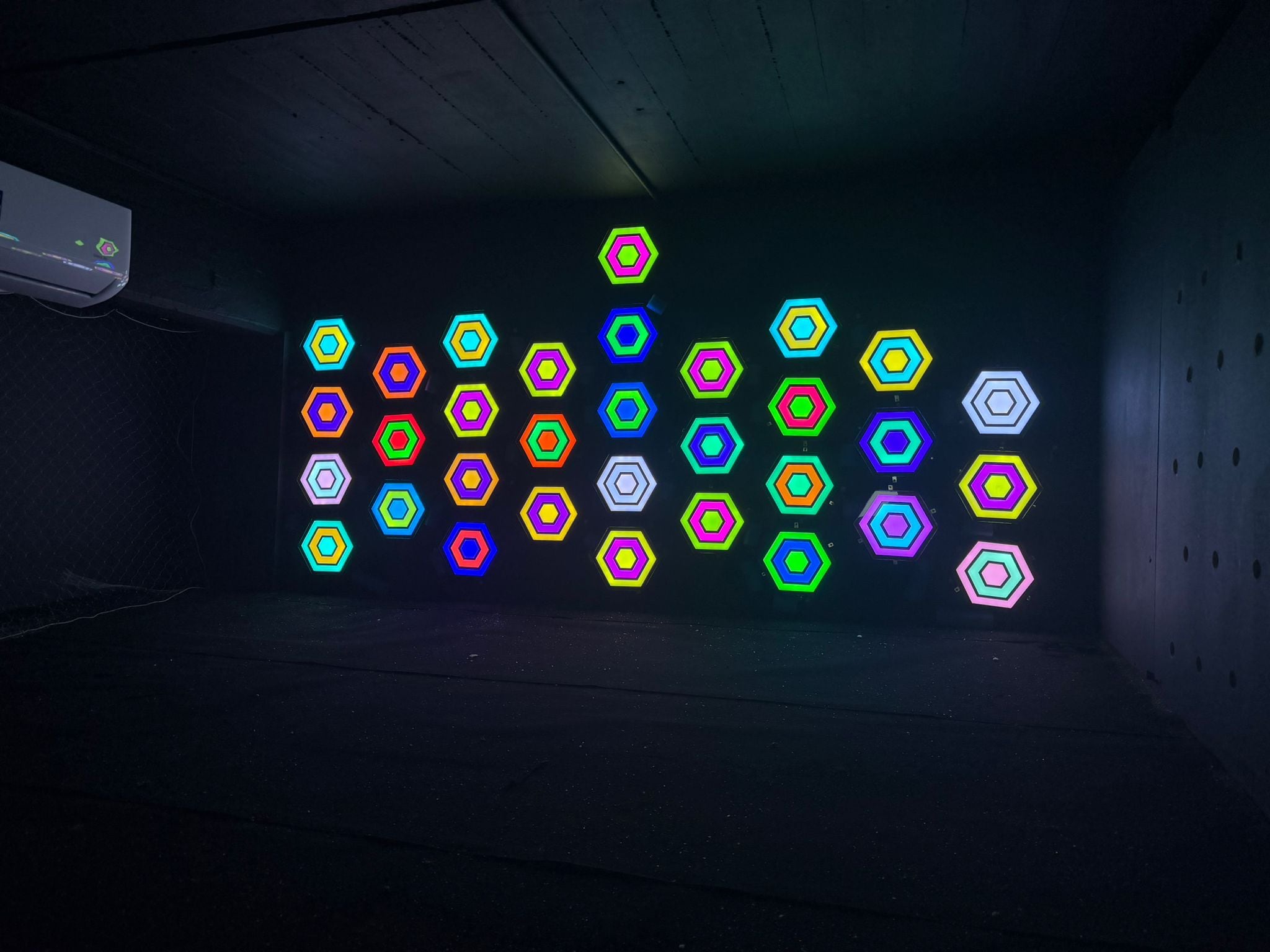 Lumiverse, un espacio de juegos LED interactivos que combina actividad física, reflejos y trabajo en equipo