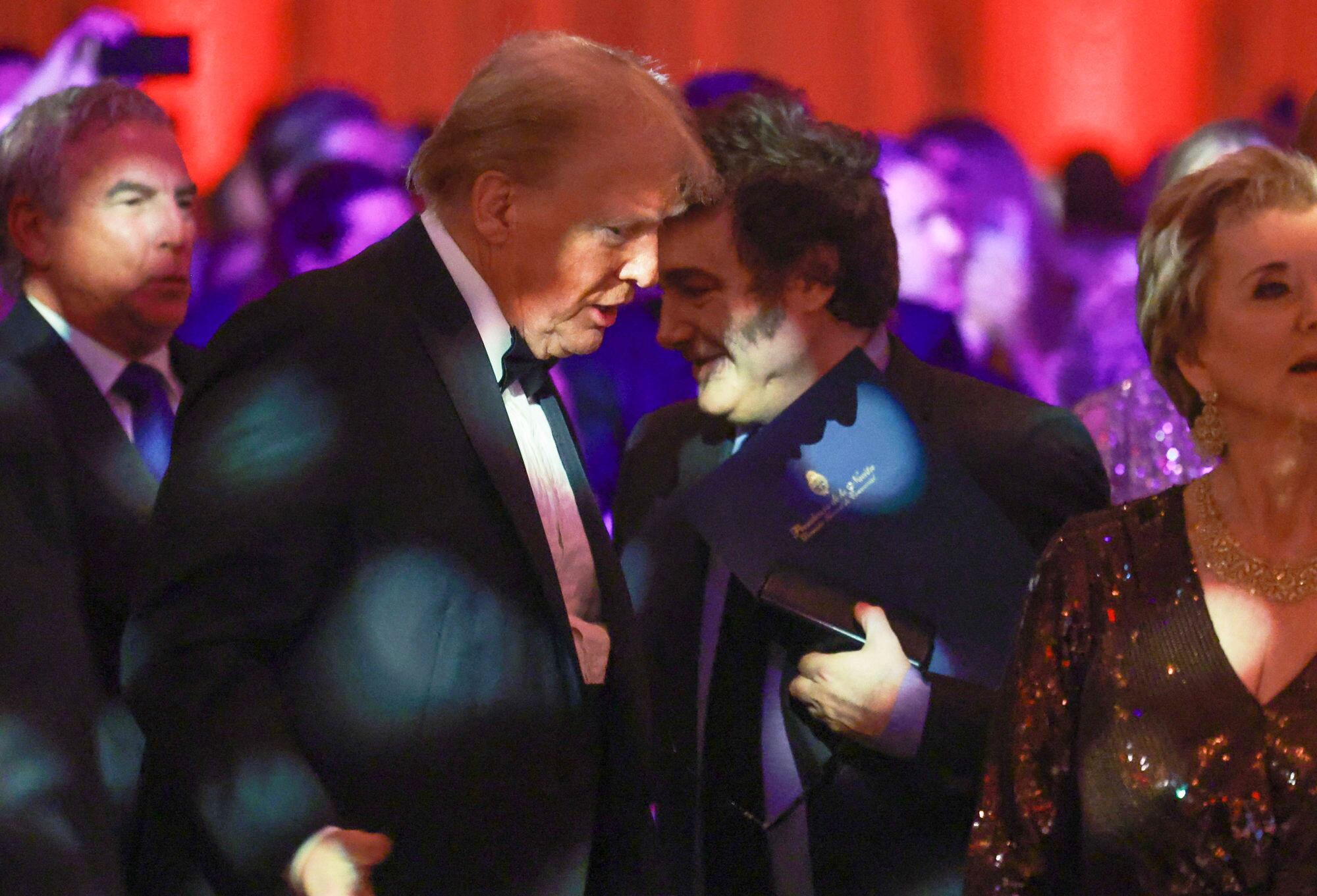 Donald Trump y Javier Milei, anoche en la gala en Mar-a-Lago, Palm Beach, Florida.