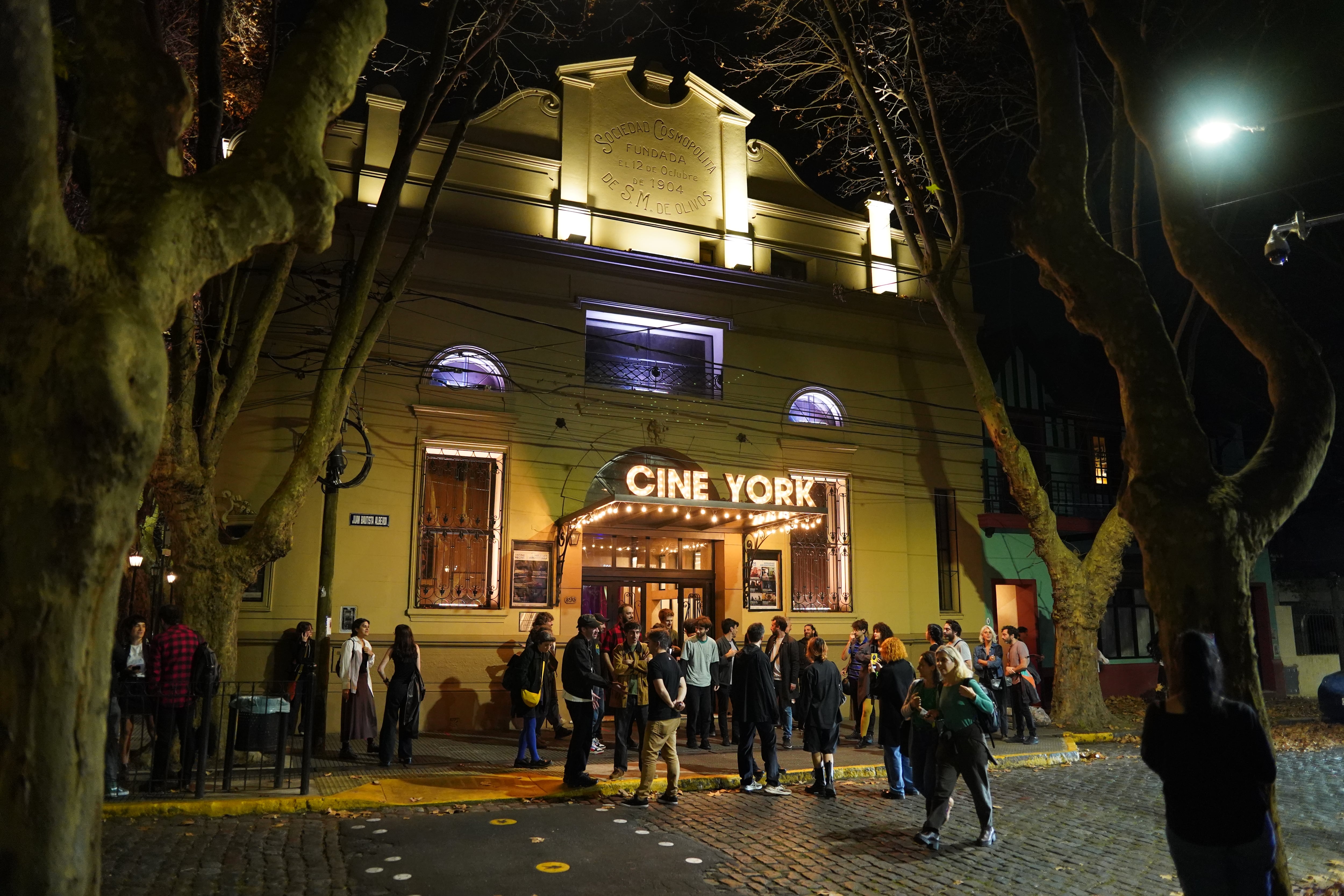 El encuentro entre los espectadores que se demoran en la vereda tras la película y los que forman la fila para entrar al cine York.