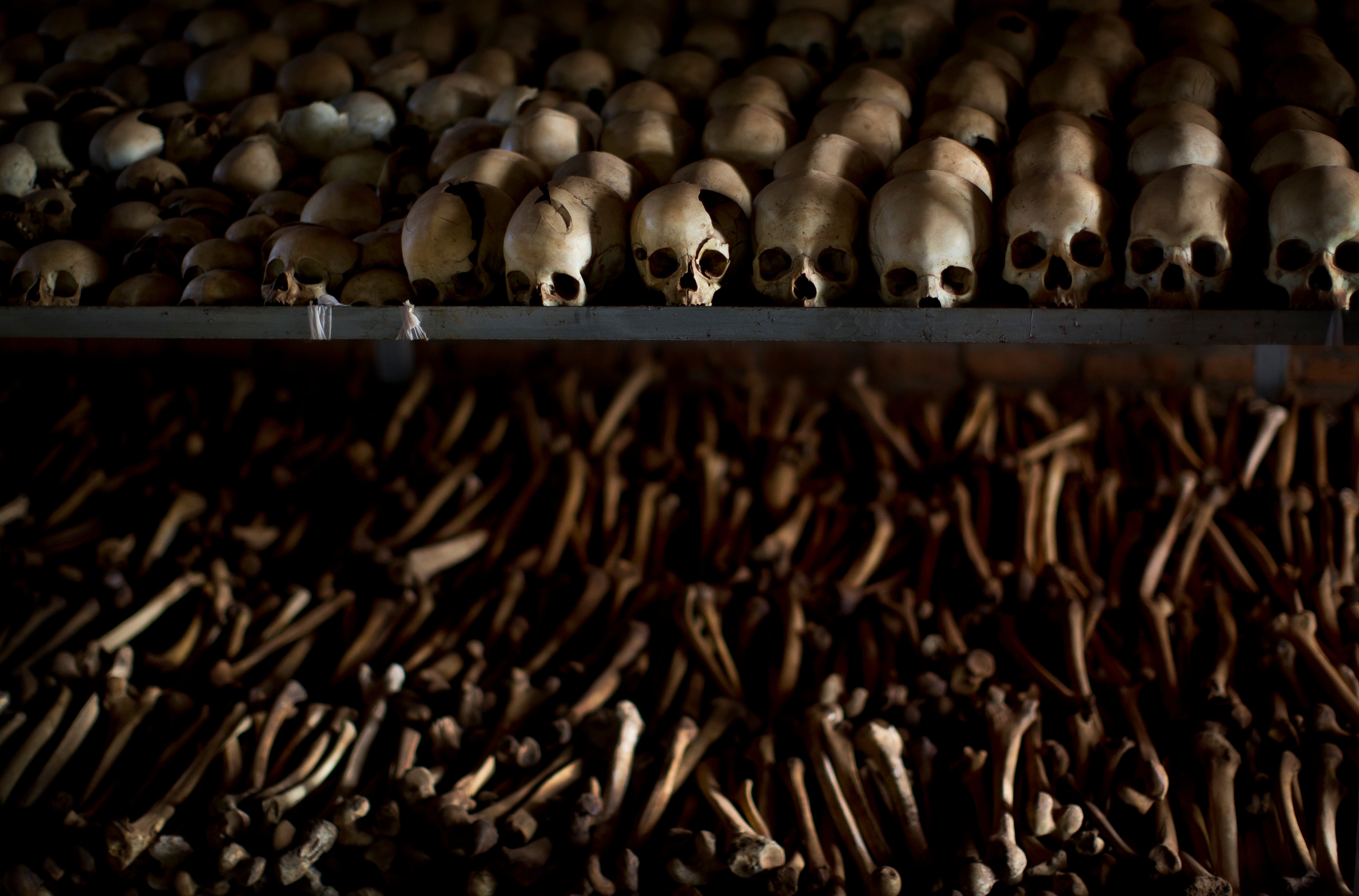 Cráneos y huesos de víctimas del genocidio de 1994 en Ruanda, exhibidos en una iglesia de Ntarama como homenaje a los miles de asesinados