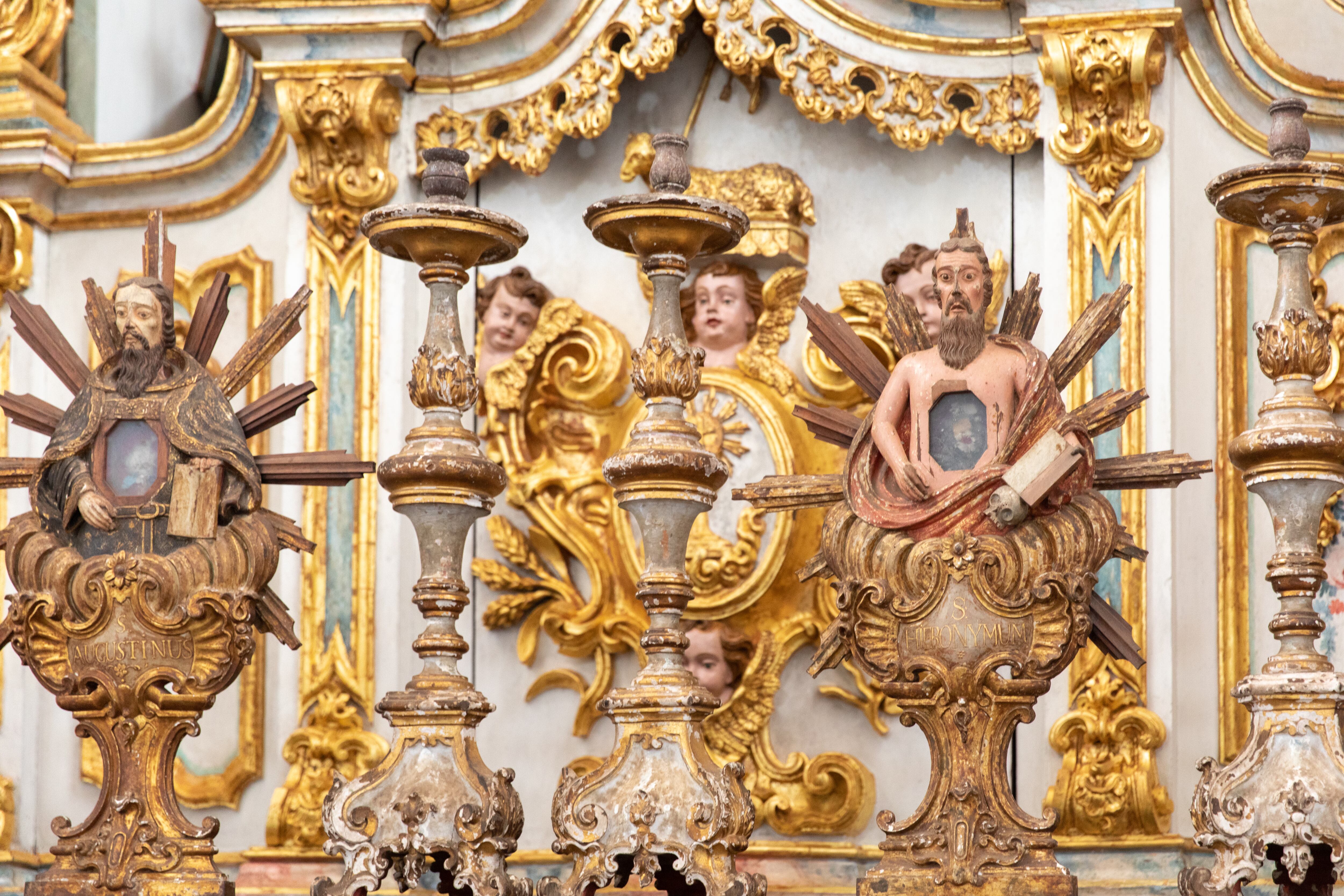 Candelabros y reliquias en la Iglesia de San Francisco en Mariana.