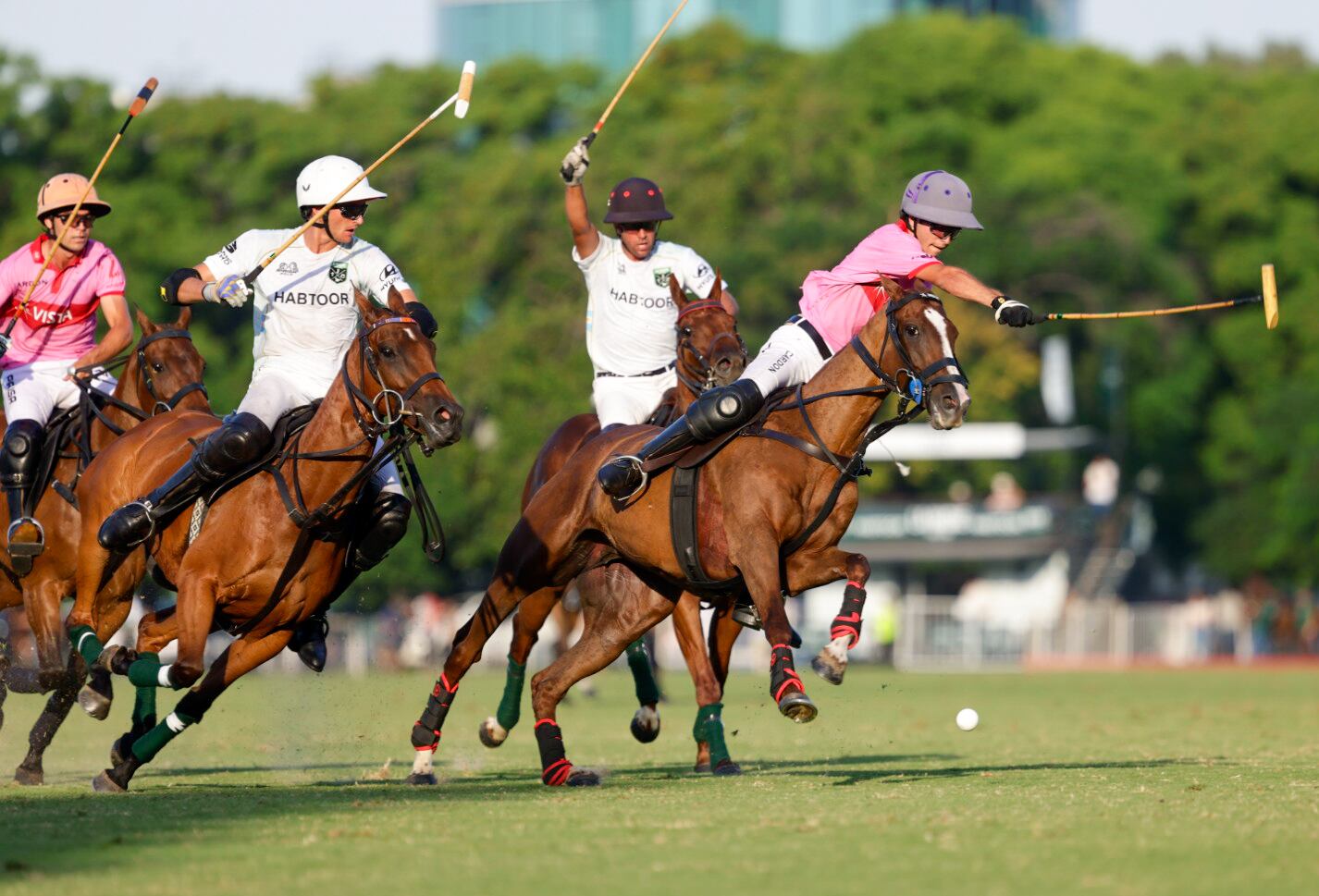 Antonio Heguy intenta de revés delante de Victorino Ruiz Jorba, Tomas Beresford y Francisco Elizalde; primer partido del hijo de Pepe Heguy en 1 del Campo Argentino, primer triunfo.