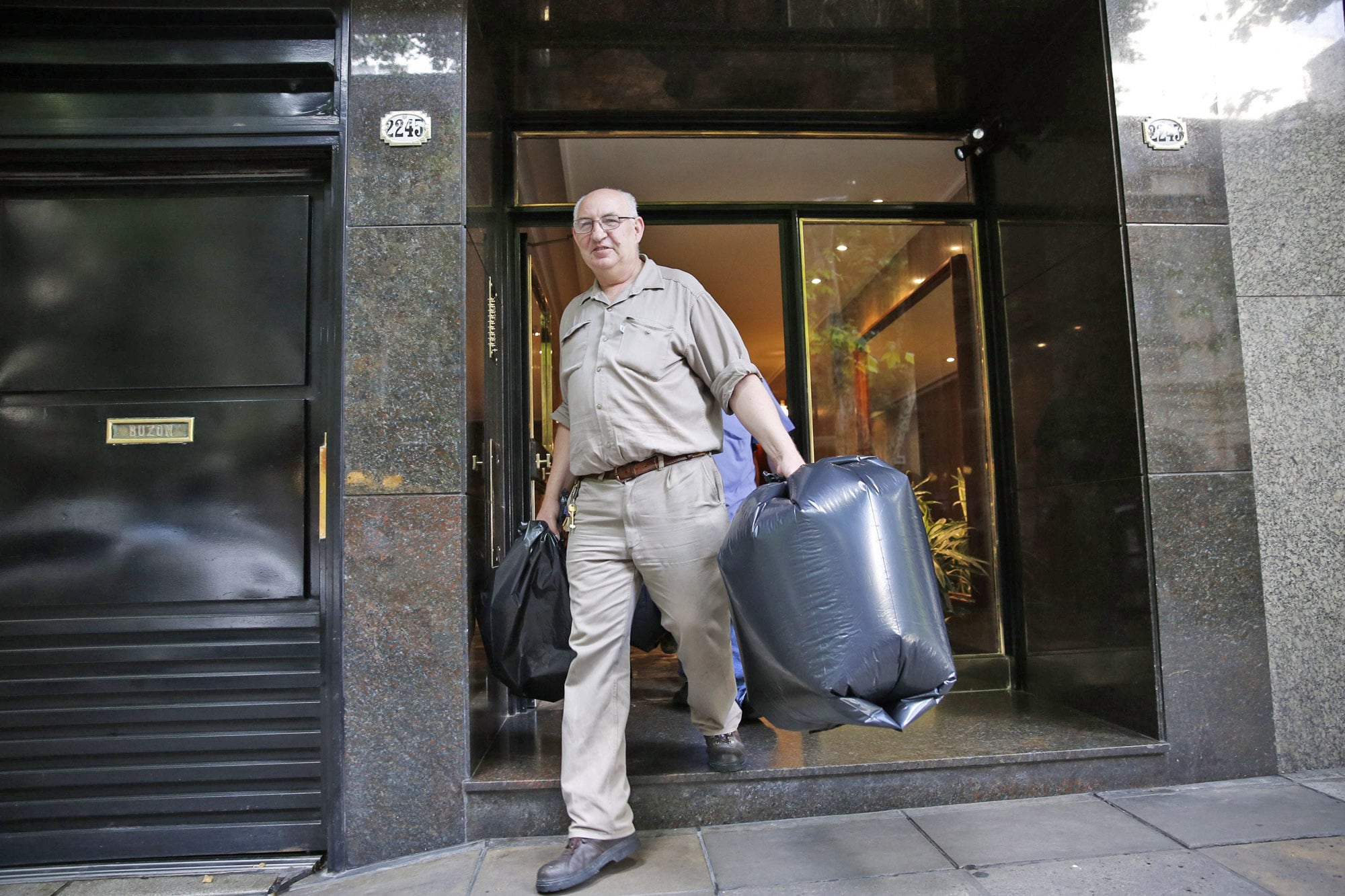 Entre los gastos que incluyen las expensas están los sueldos de los encargados