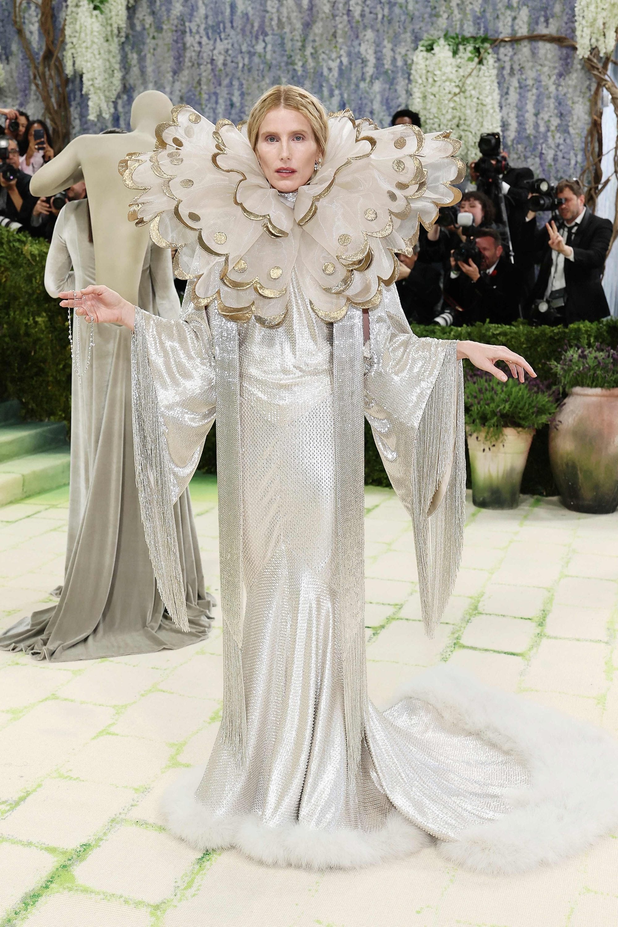 Dree Hemingway recrea un estilo victoriano con este impactante vestido plateado