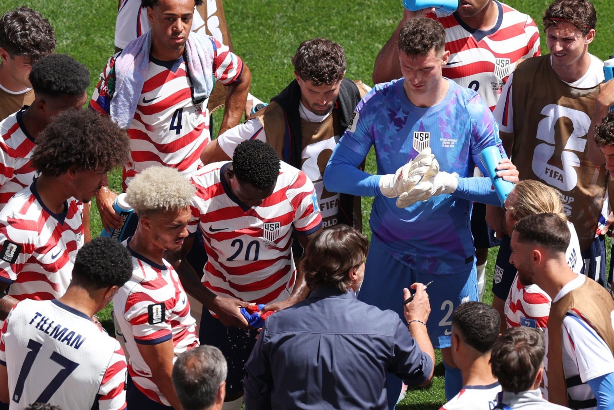 Mundial 2026: Estados Unidos venció a Australia, se clasificó, asombra con su juego y exalta a Pochettino 7 Pochettino da instrucciones durante una pausa de hidratación en Seattle; por ahora, sus dirigidos le responden con lucimiento.