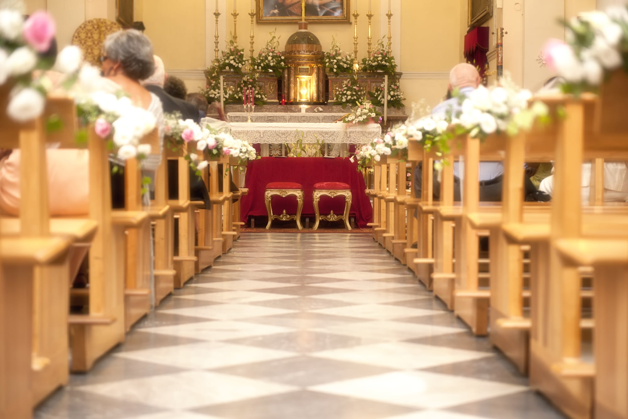 El Vaticano reivindica la monogamia y publica un documento doctrinal que cuestiona el avance del poliamor