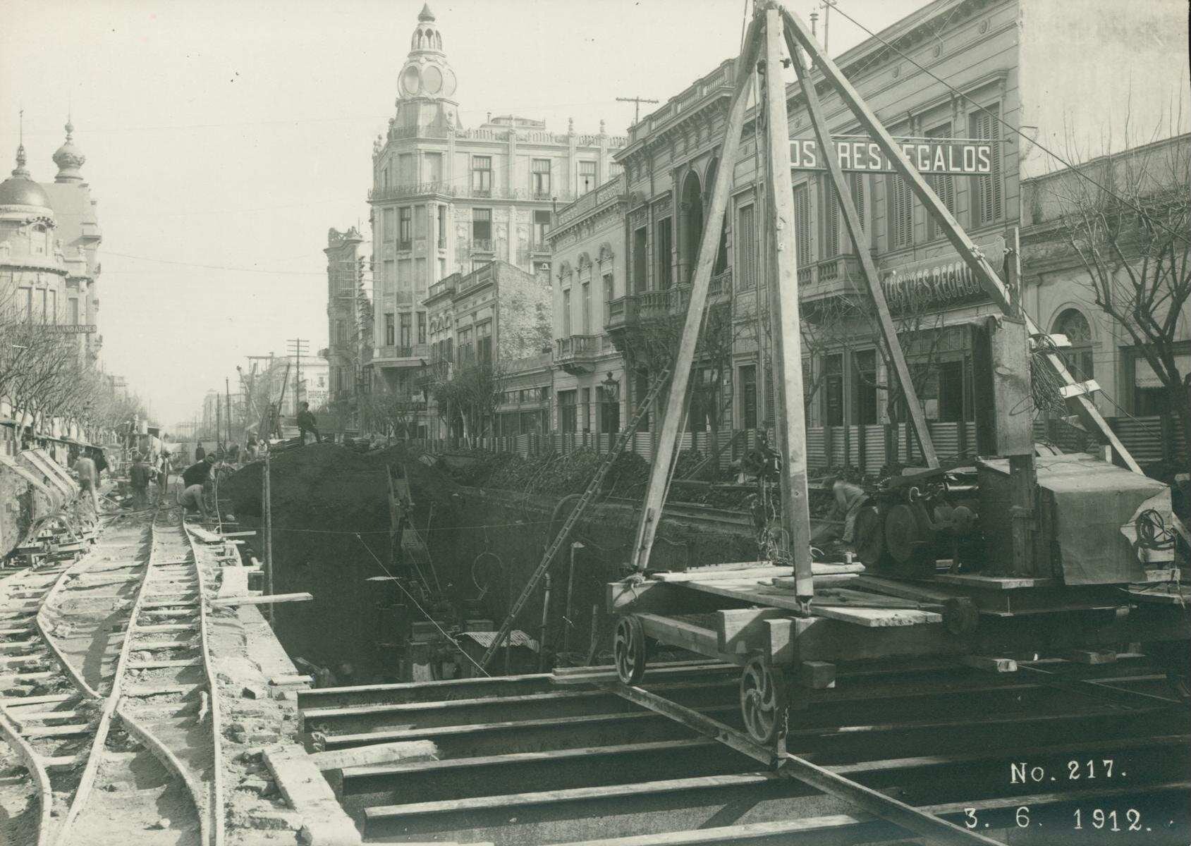 Construcción del subte A, 1912. Al fondo se ve el edificio del ingeniero y arquitecto argentino de origen catalán Eduardo Rodríguez Ortega, construido entre 1903 y 1907, en la esquina de Rivadavia y Ayacucho