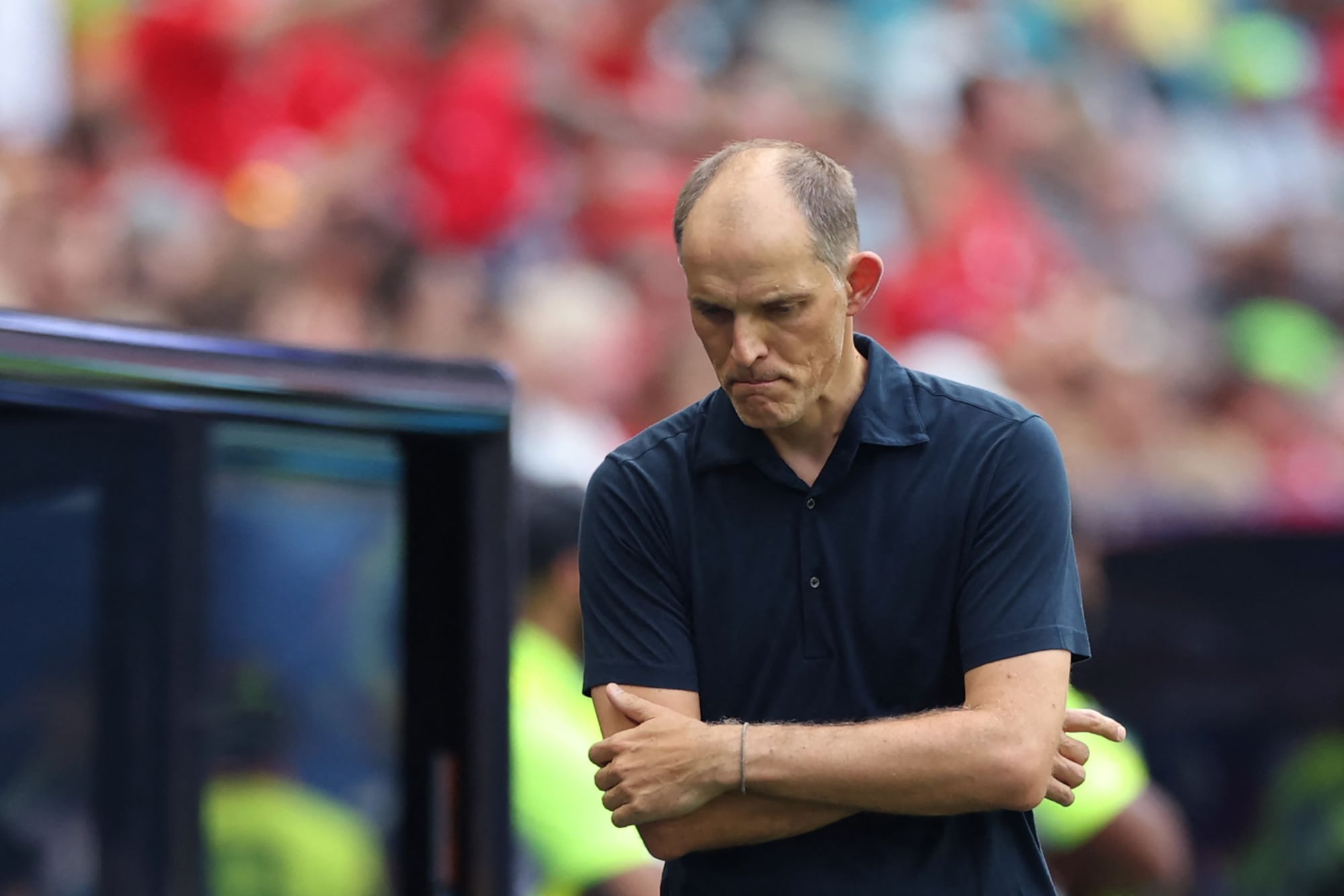 Gesto adusto del alemán Thomas Tuchel, que quedó satisfecho por la clasificación pero disconforme con la producción de la selección inglesa a la que diseña.